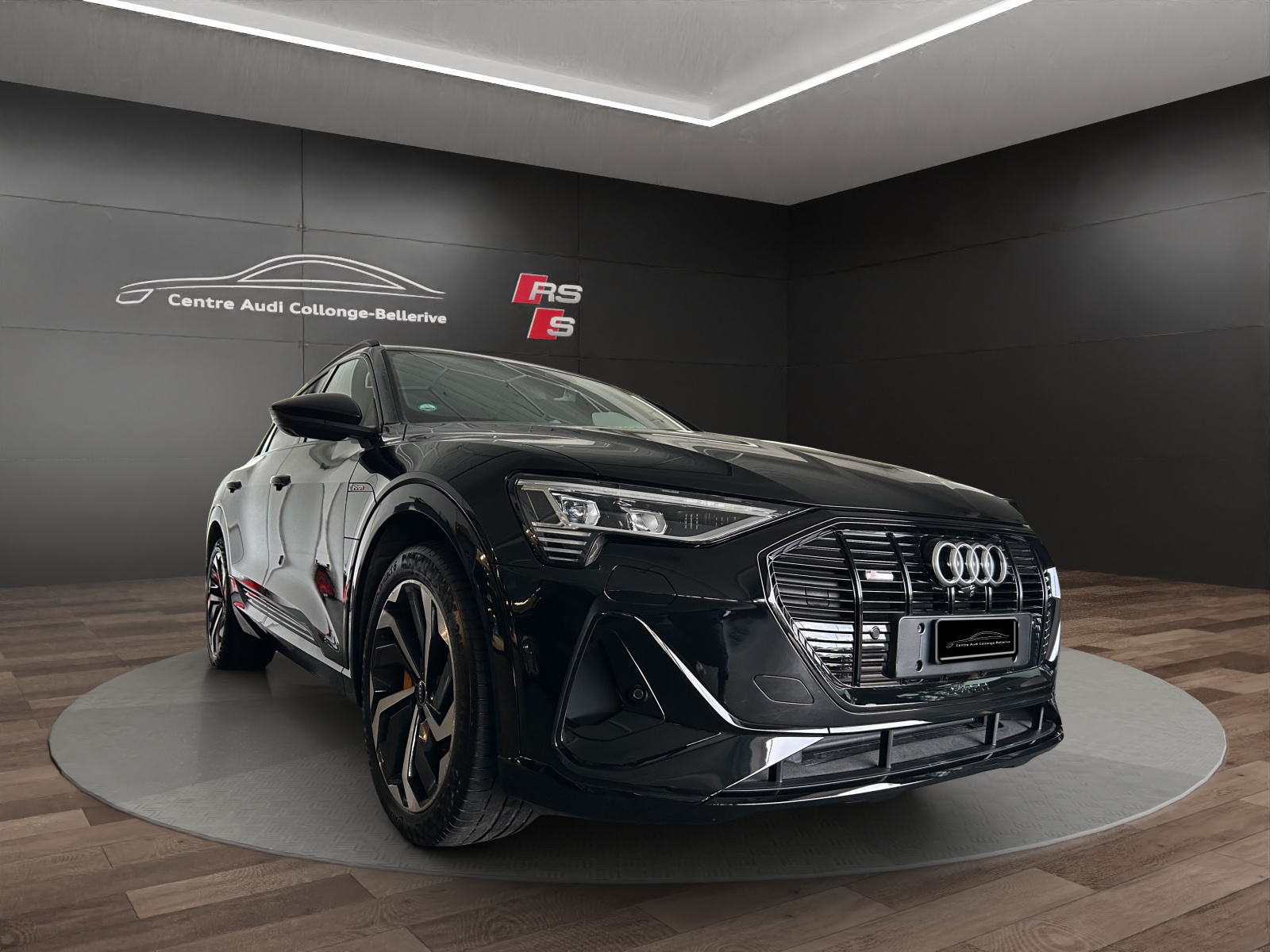 AUDI e-tron 55 S Line quattro-image-6
