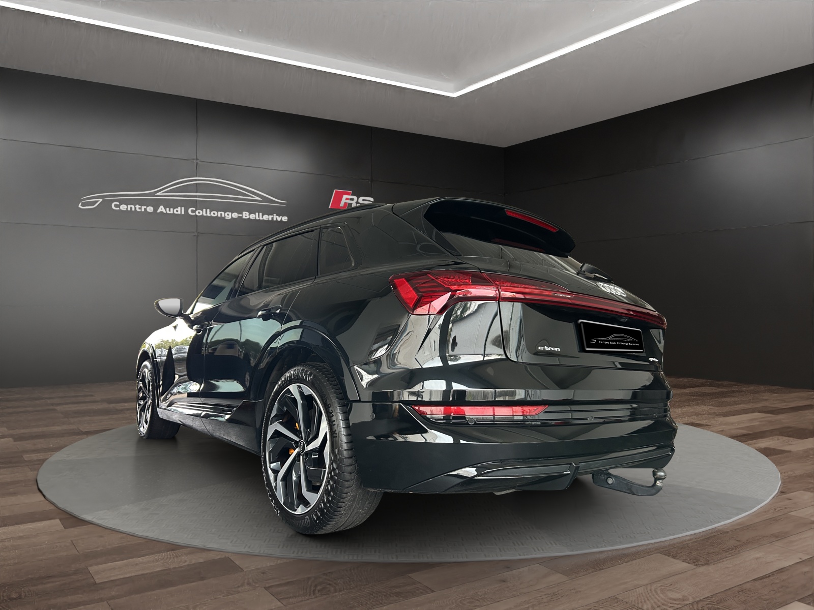 AUDI e-tron 55 S Line quattro-image-5