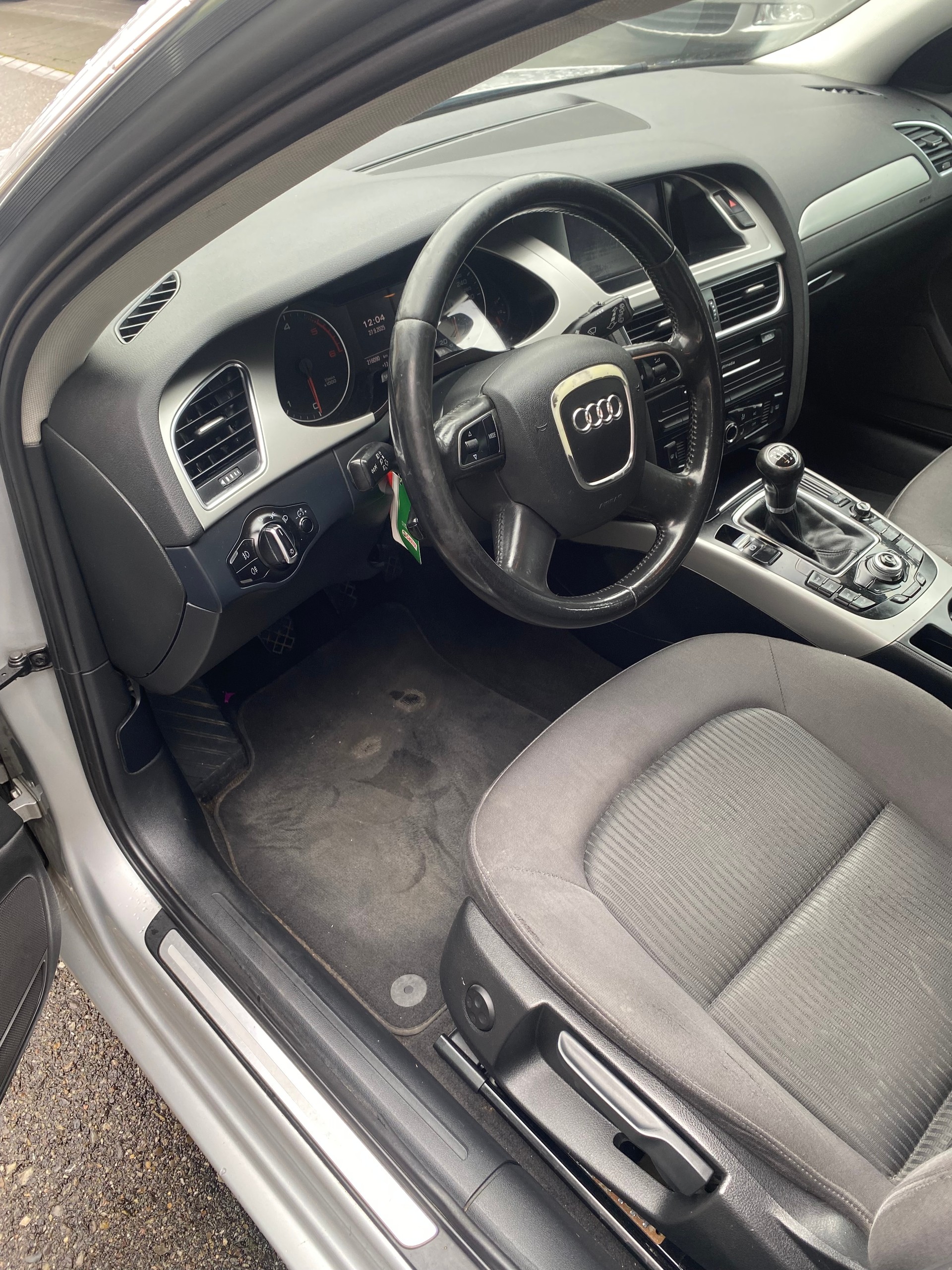 AUDI A4 Avant 2.0 TDI-image-9