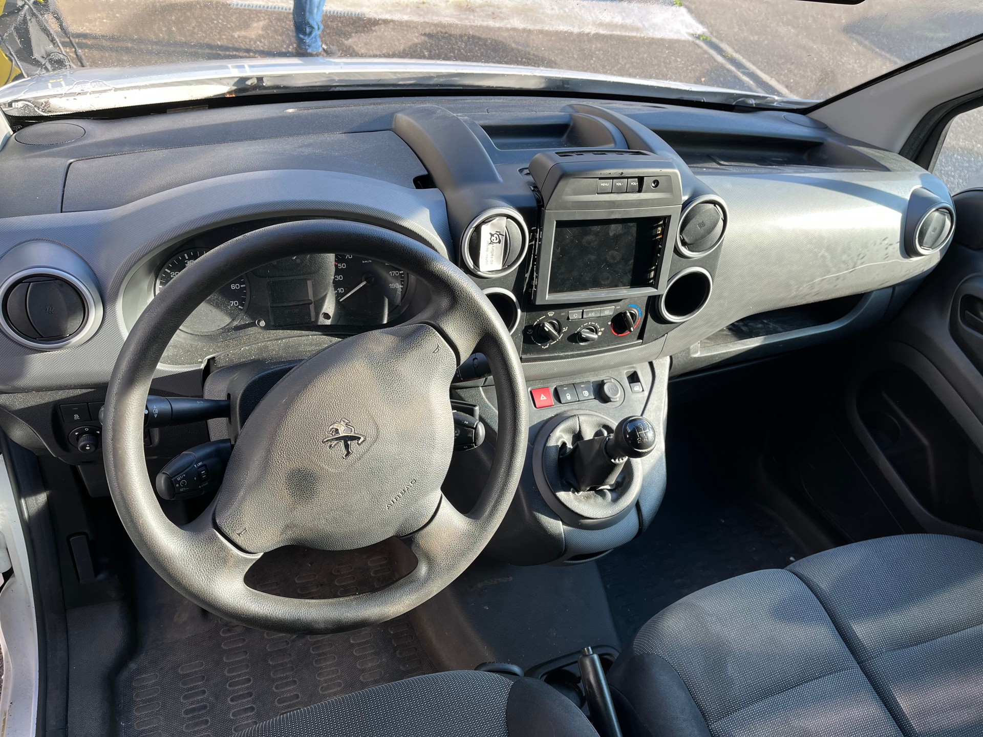 PEUGEOT Partner 1.6BlueHDI Allure-image-9