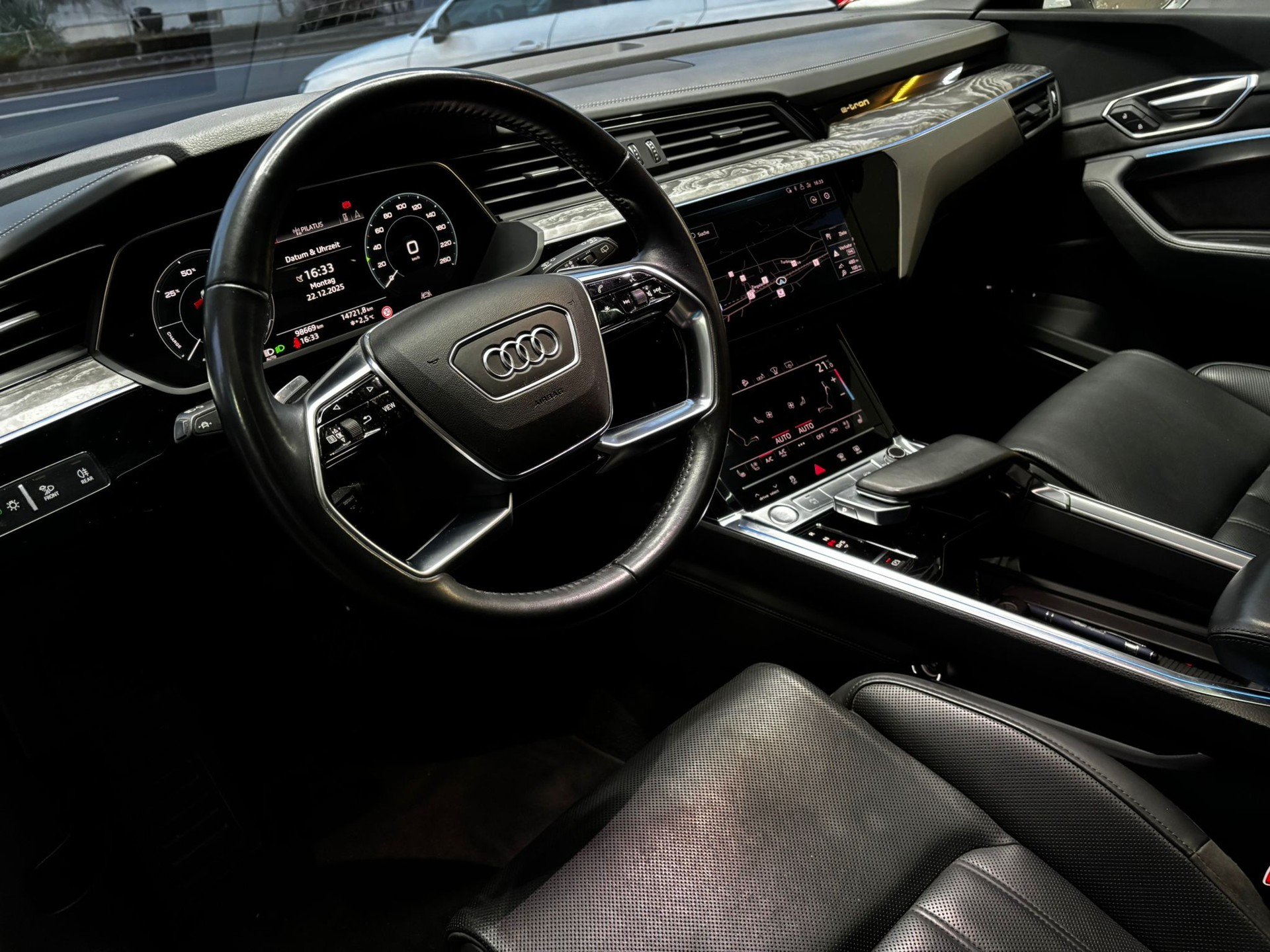 AUDI e-tron 55 quattro-image-10
