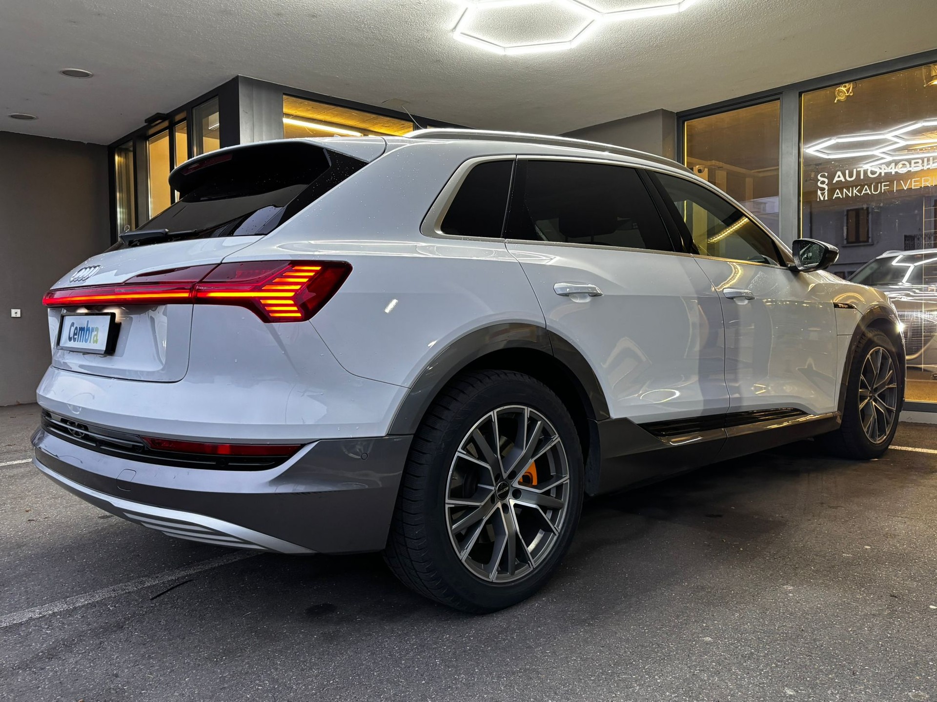 AUDI e-tron 55 quattro-image-6