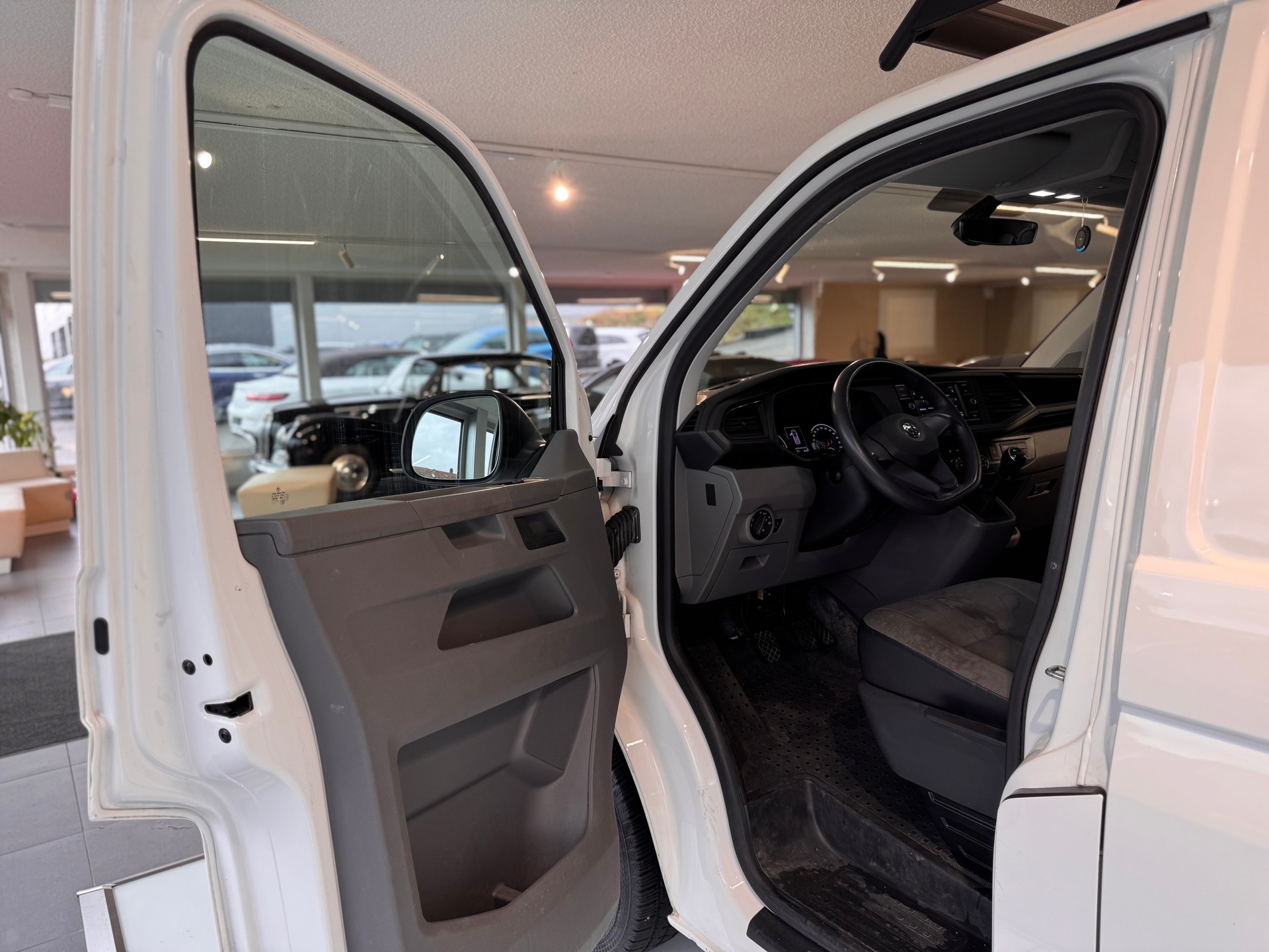 VW T6.1 2.0 TDI Entry-image-12