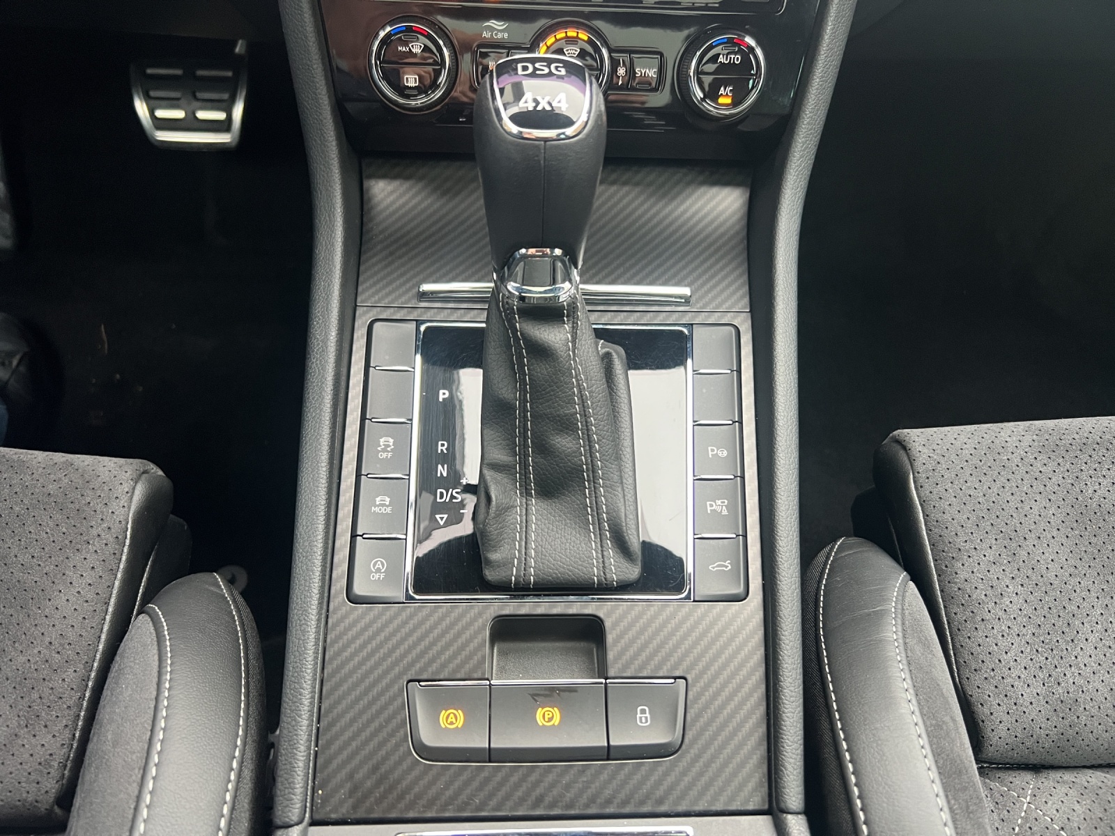 SKODA Superb Combi 2.0 TSI SportLine 4x4 DSG-image-22