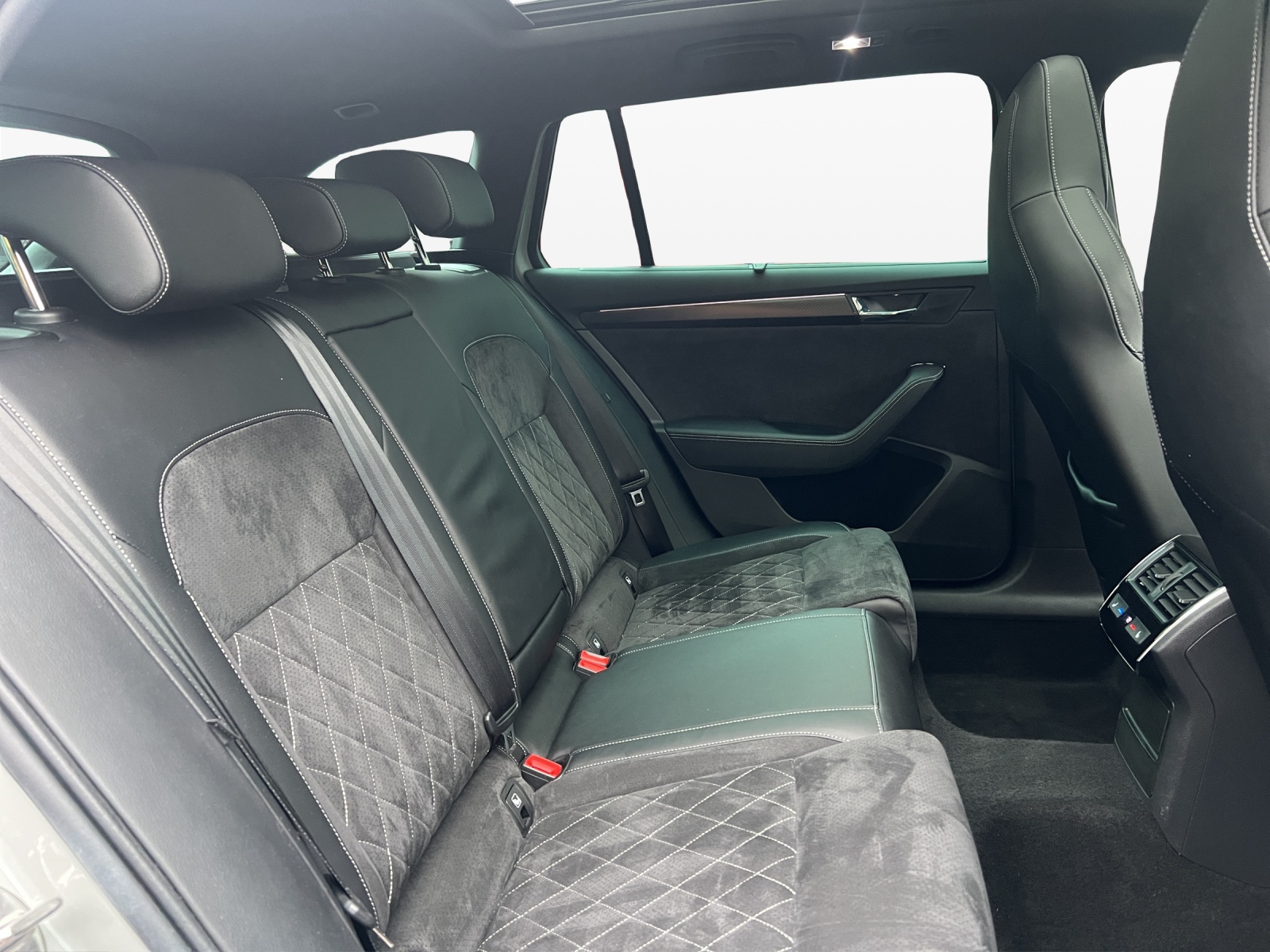 SKODA Superb Combi 2.0 TSI SportLine 4x4 DSG-image-18