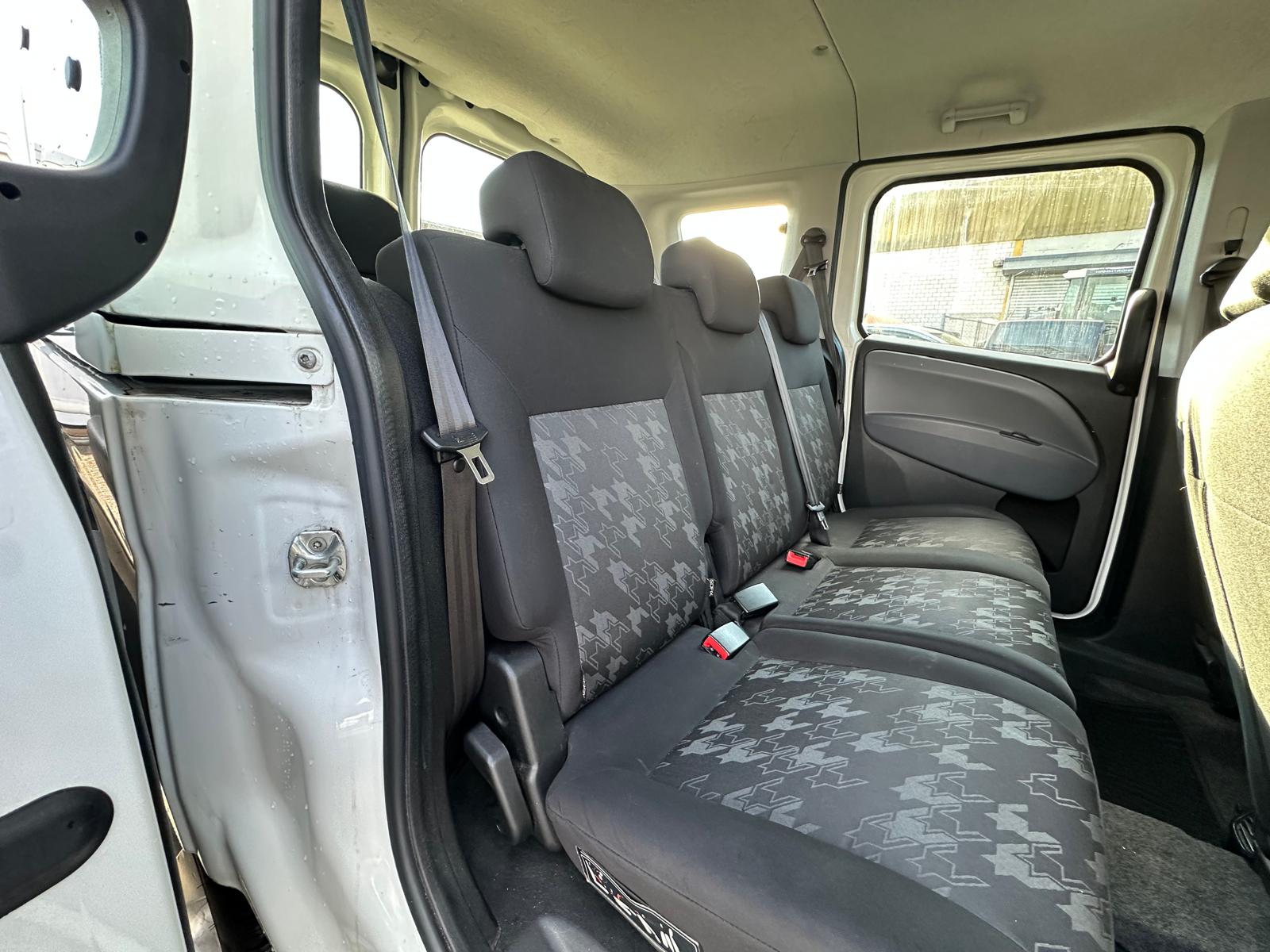 OPEL Combo 1.6 CDTi Enjoy L1H1 Automatic-image-9