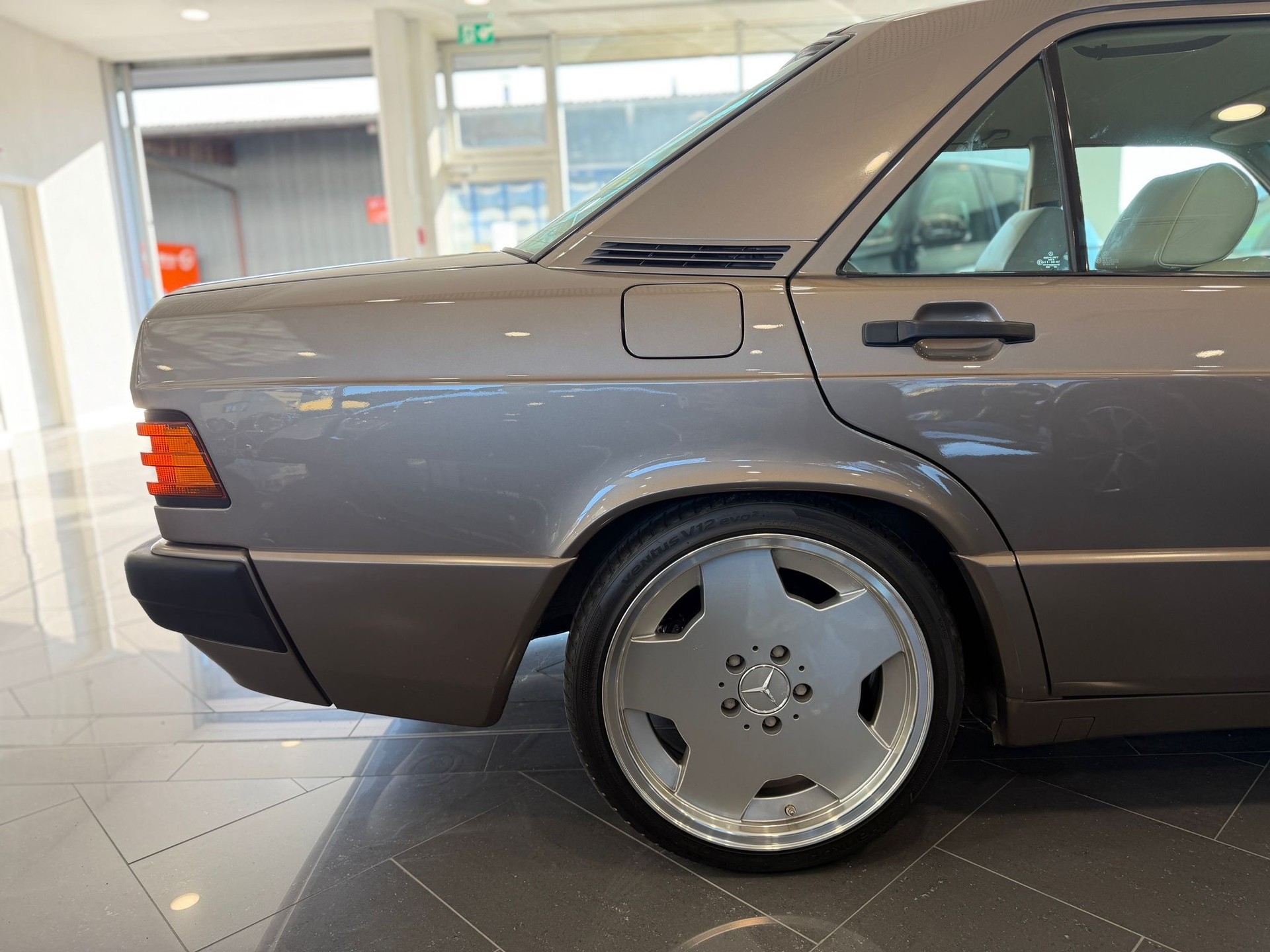 MERCEDES-BENZ 190 E 2.0-image-9
