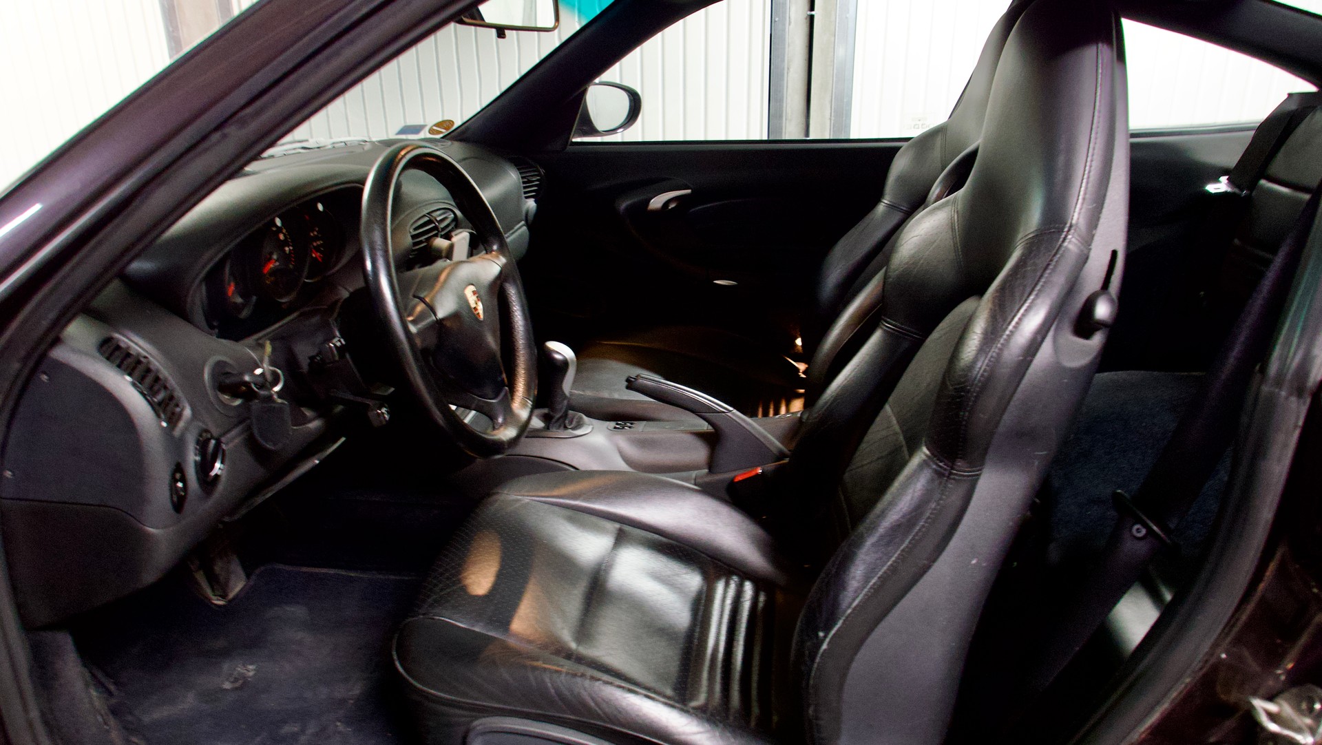 PORSCHE 911 Carrera 4-image-1