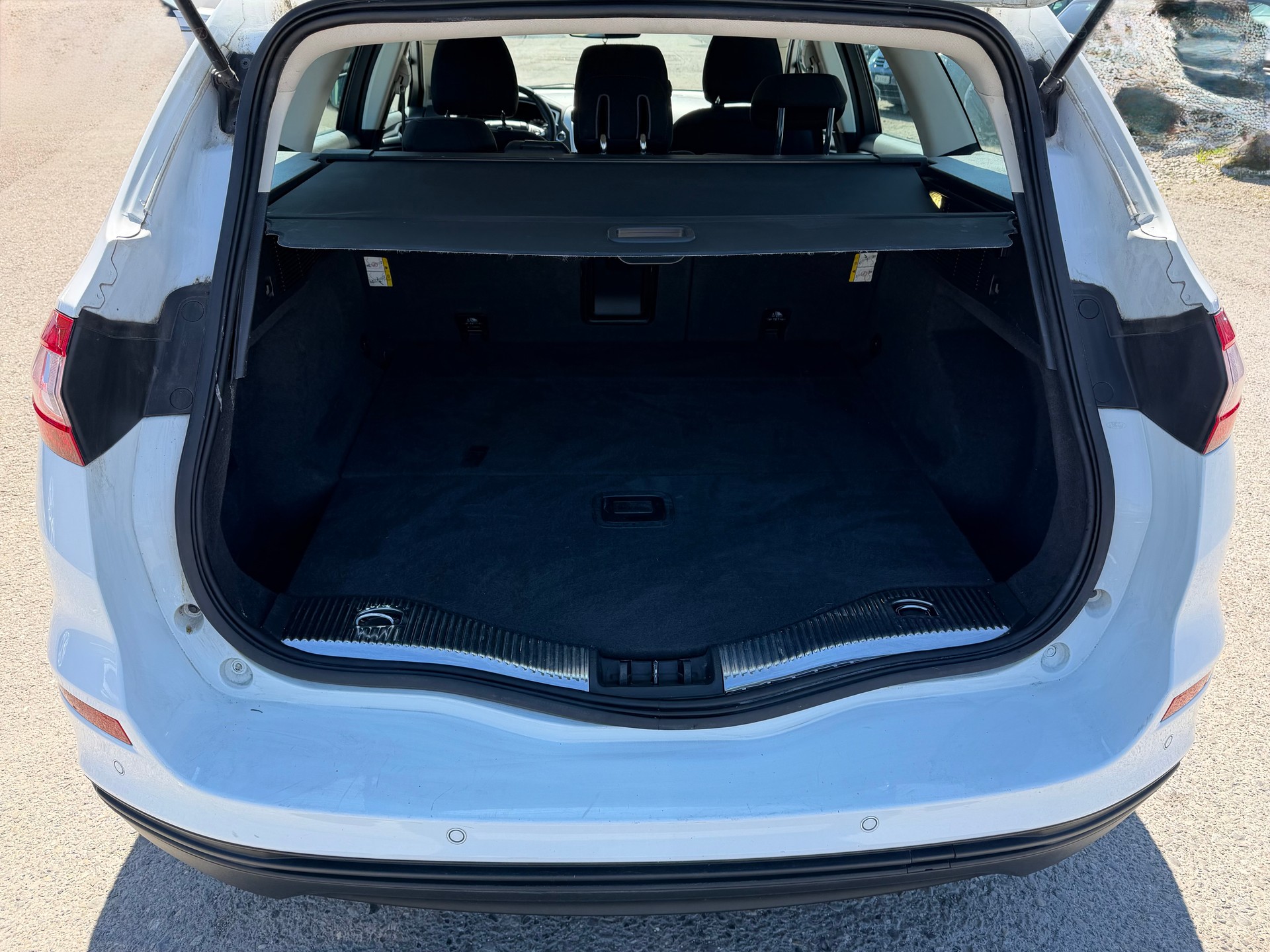 FORD Mondeo 2.0 TDCi Ambiente Powershift-image-8