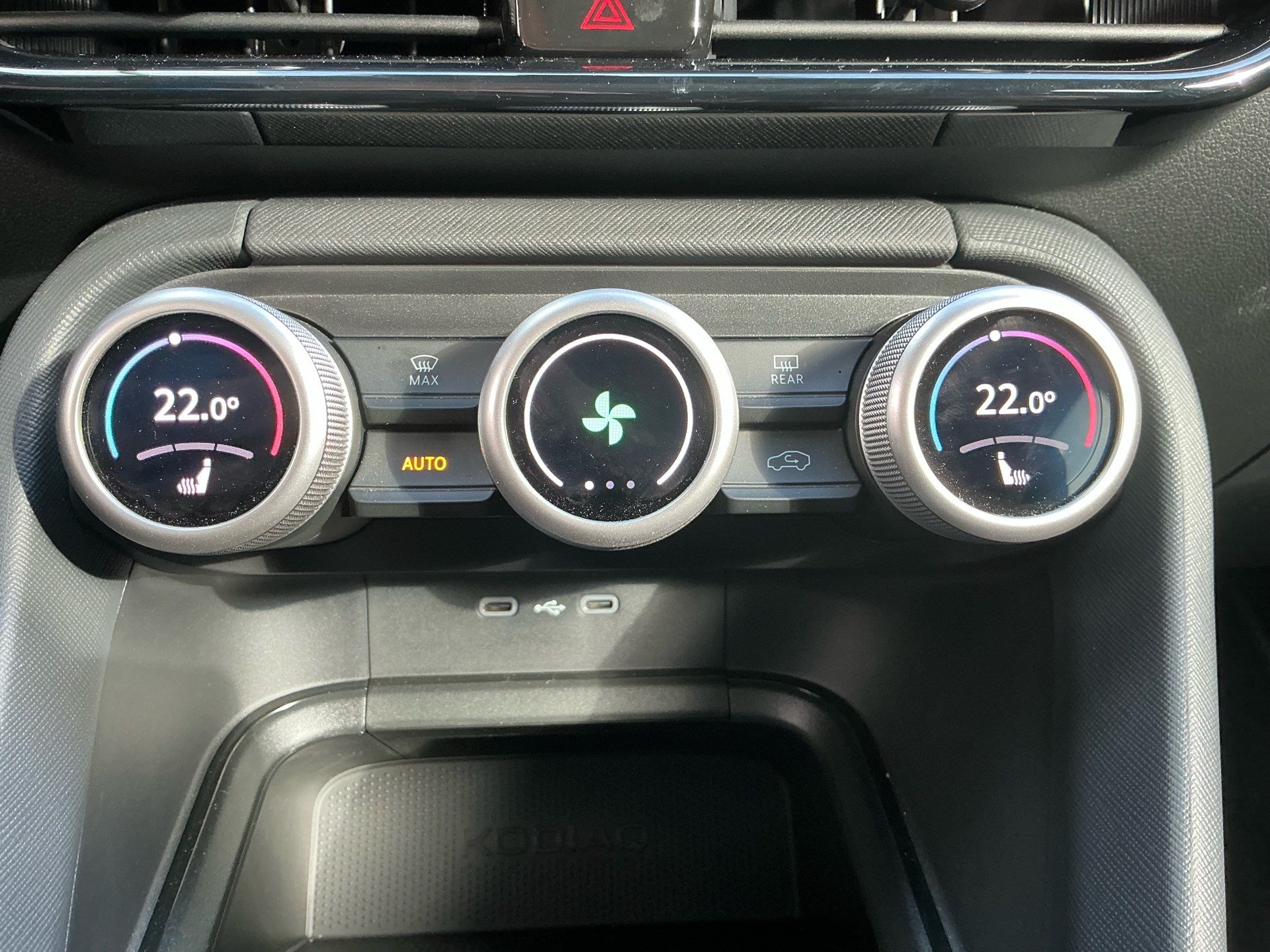 SKODA Kodiaq 2.0 TSI 204 PS 4x4 SELECTION *** PANORAMAGLASDACH, ANHÄNGEKUPPLUNG & 7 SITZER ***-image-22