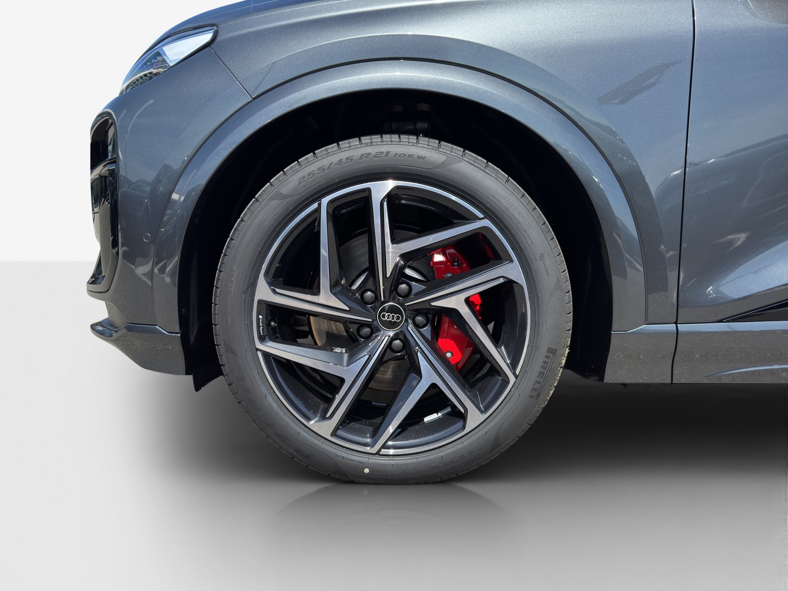 AUDI Q6 Sportback e-tron quattro-showroom-element-2