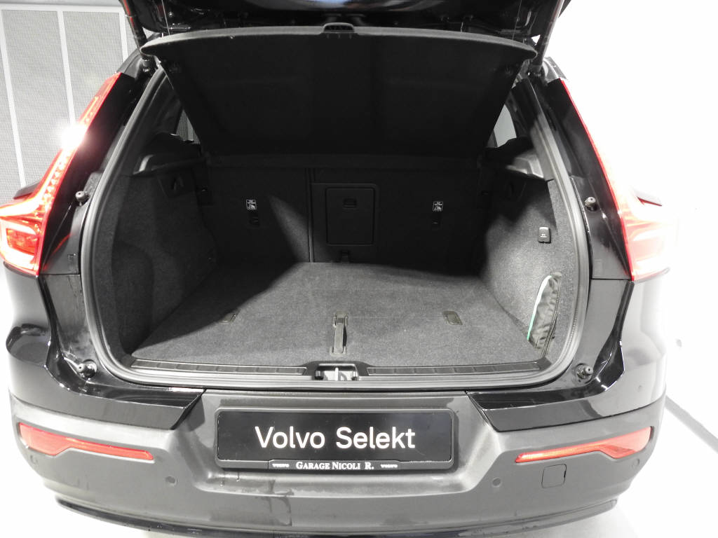 VOLVO XC40 2.0 B4 MH Plus Dark-image-9