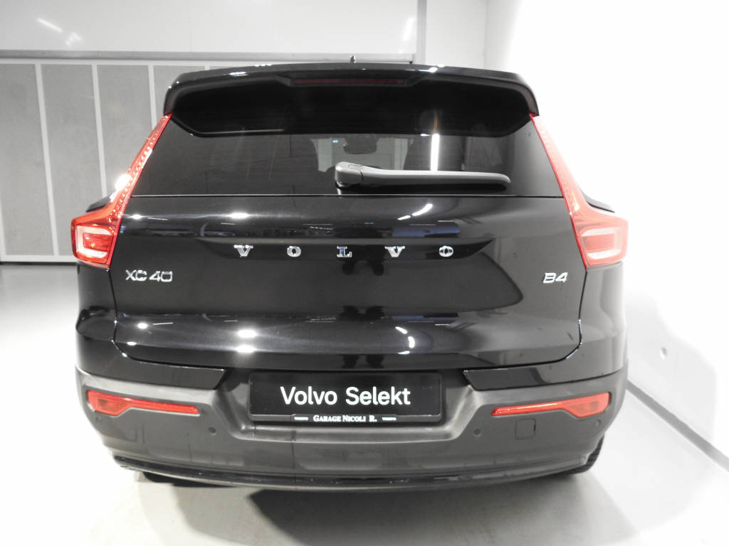 VOLVO XC40 2.0 B4 MH Plus Dark-image-4