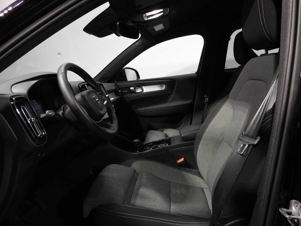 VOLVO XC40 2.0 B4 MH Plus Dark-image-7