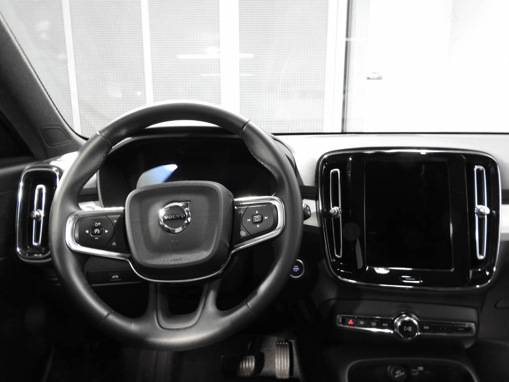 VOLVO XC40 2.0 B4 MH Plus Dark-image-6