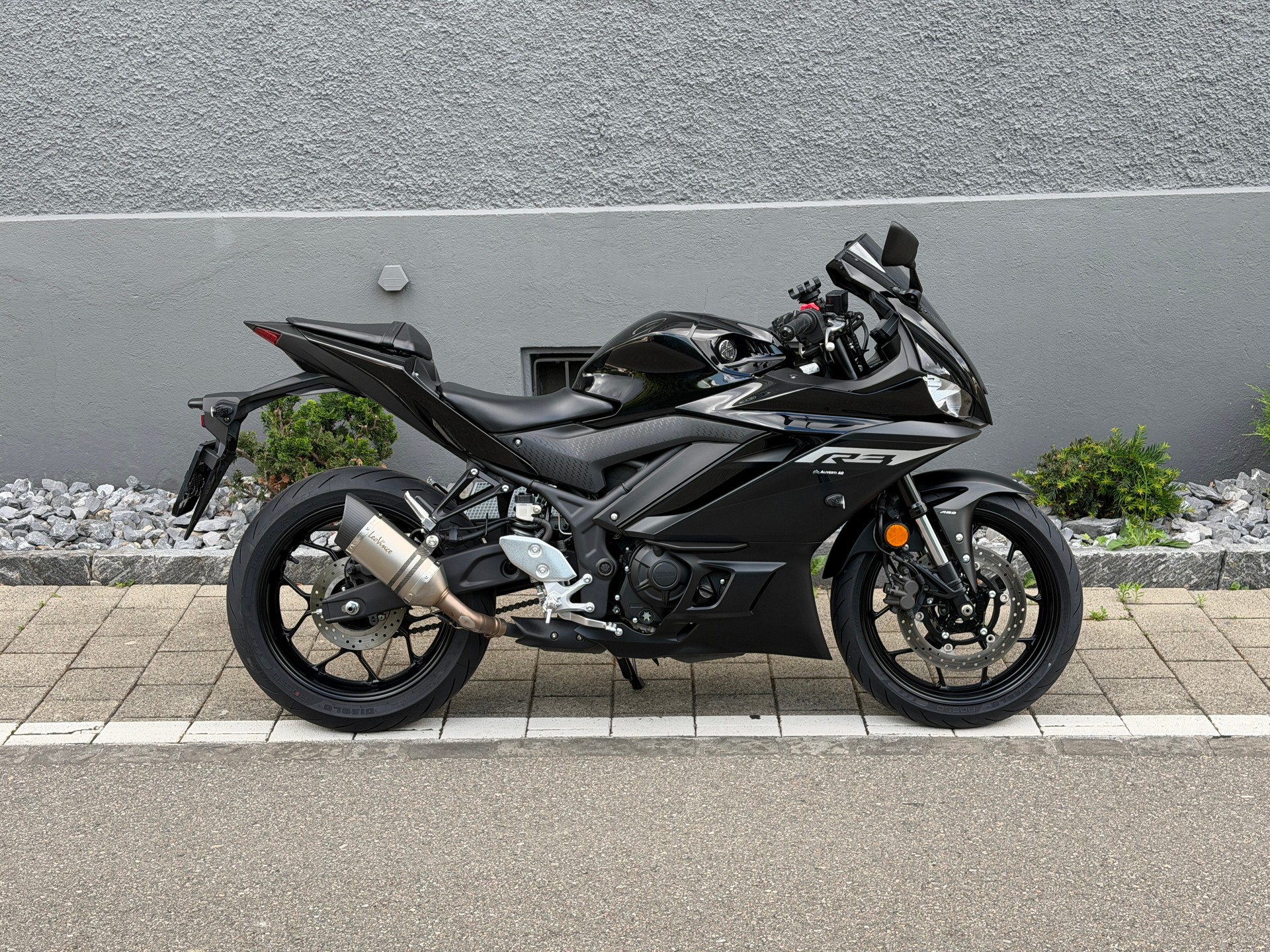 YAMAHA R3-image-12