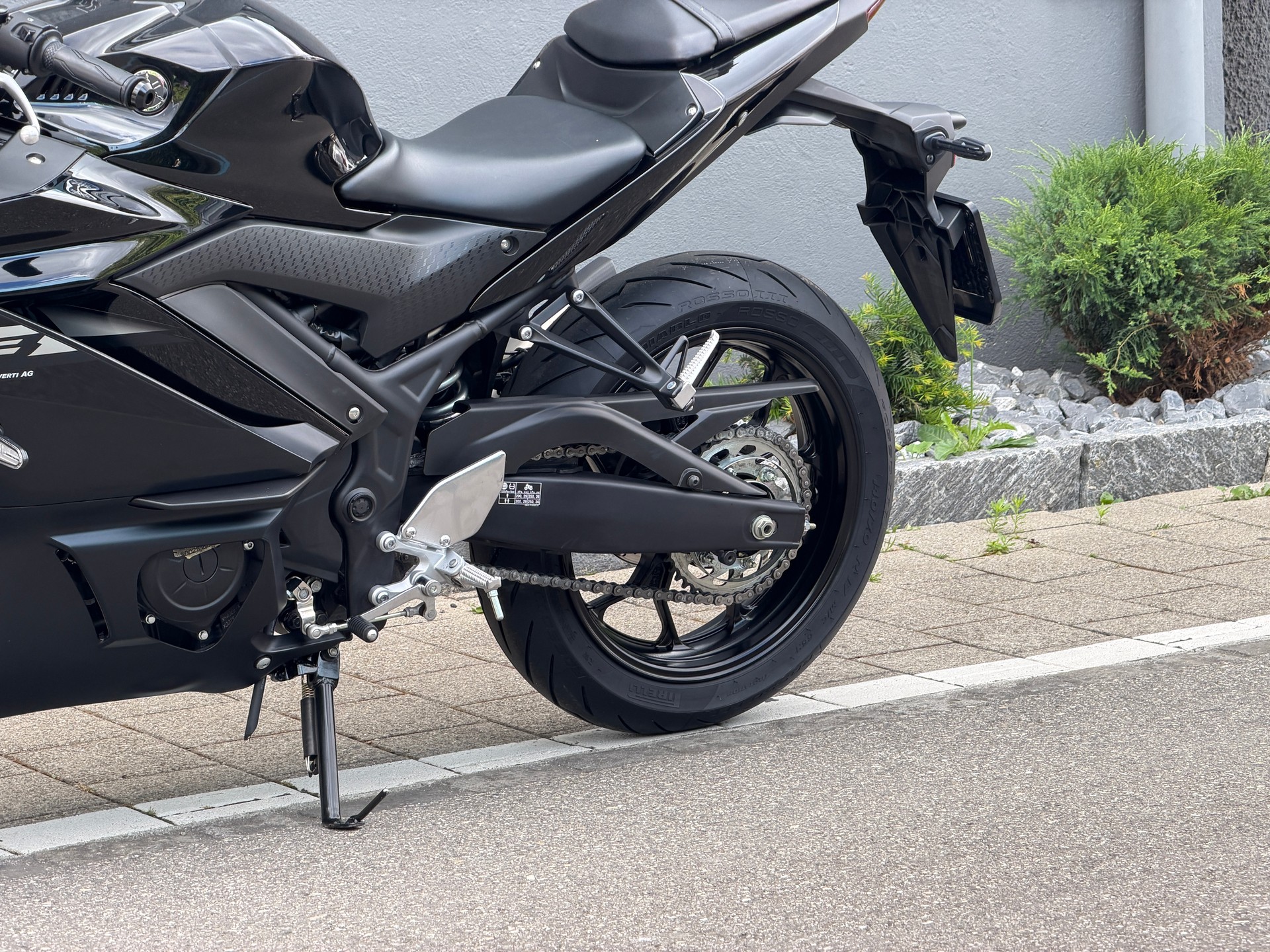 YAMAHA R3-showroom-element-2