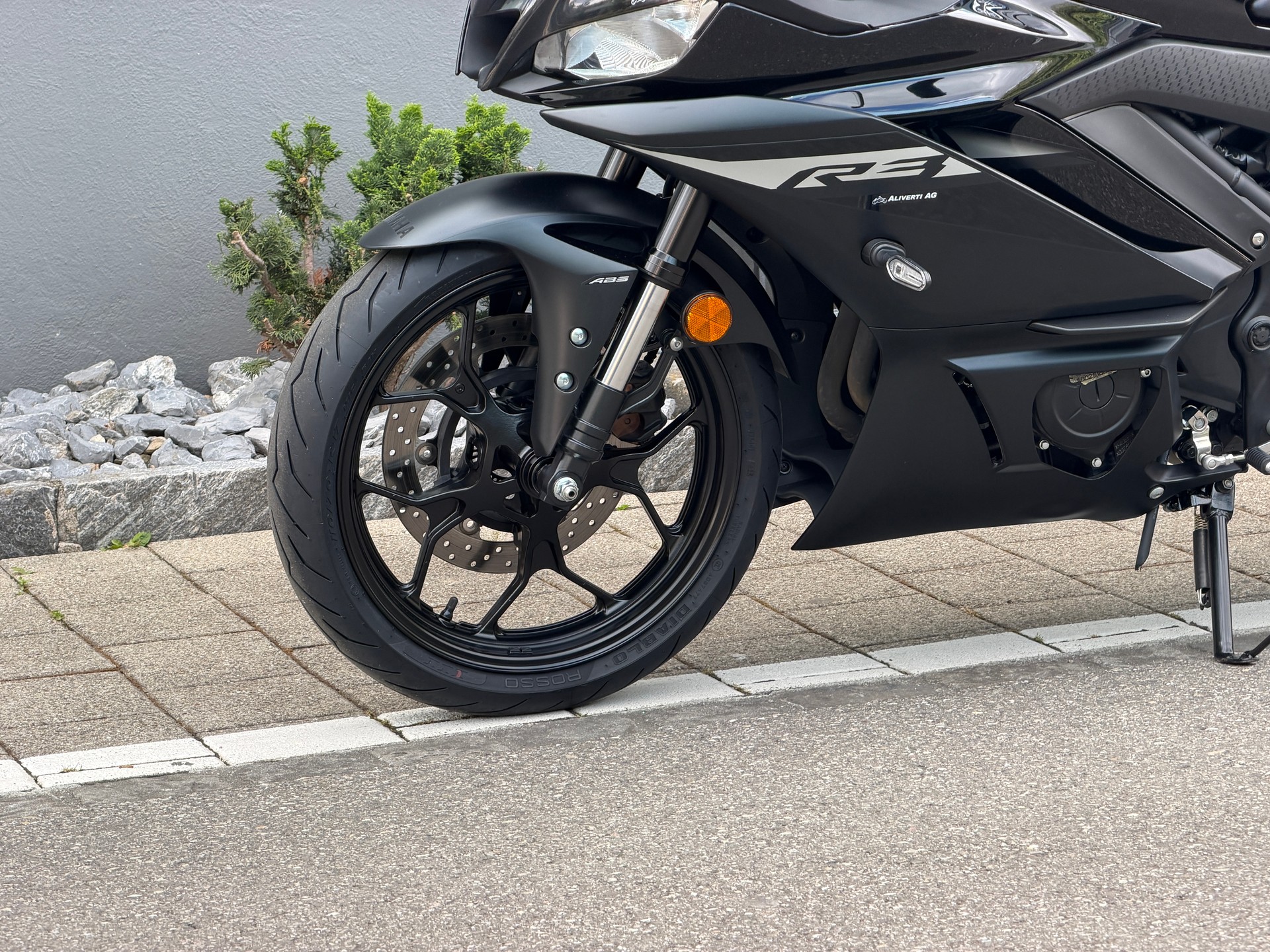YAMAHA R3-showroom-element-1