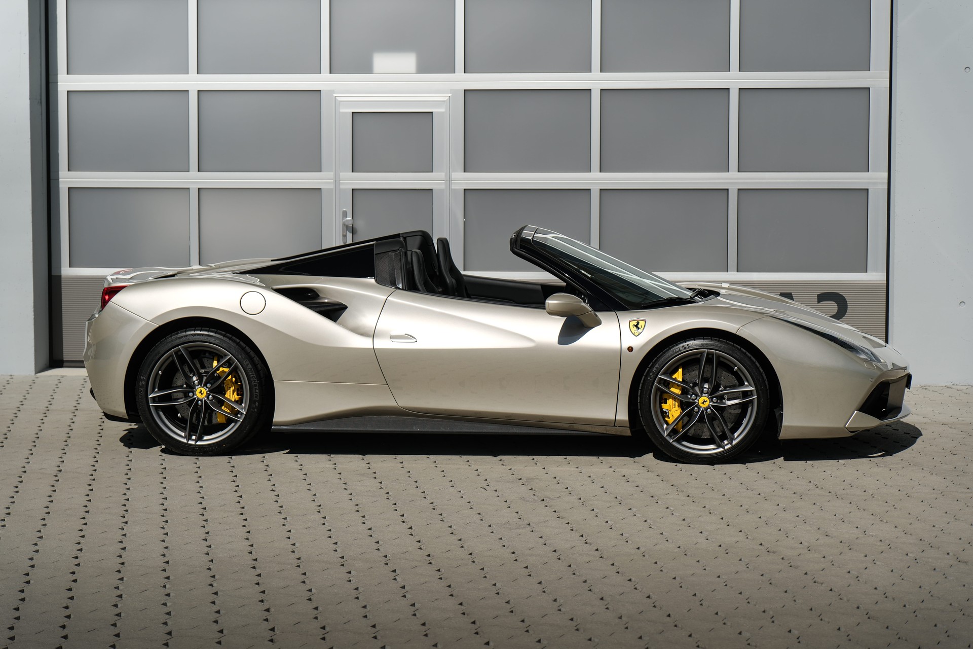 FERRARI 488 Spider 3.9 V8-showroom-element-1