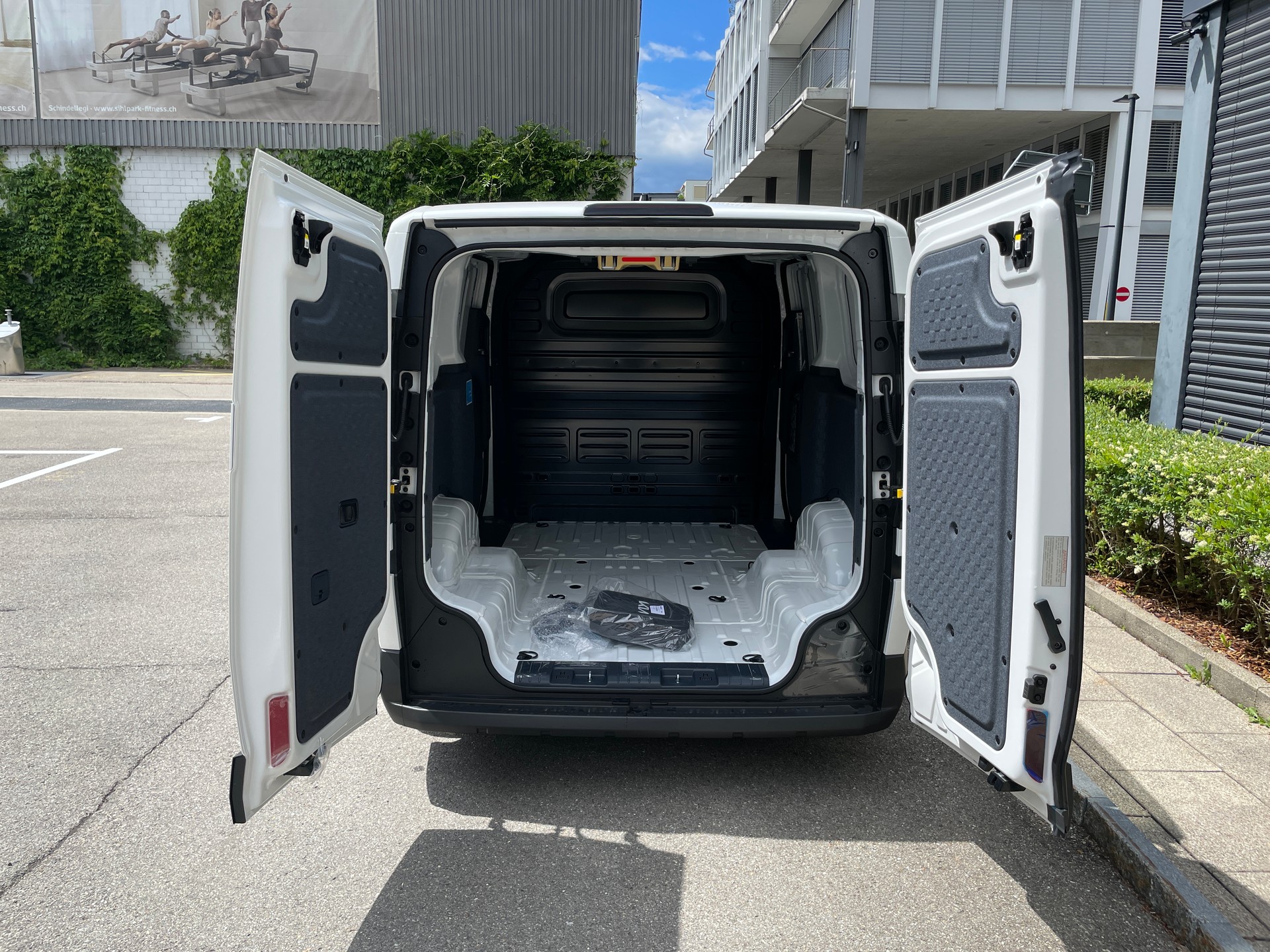 KIA PV5 Cargo 71.2 kWh Elite, mit Wärmepumpe mit 2-Schiebetüren-image-3