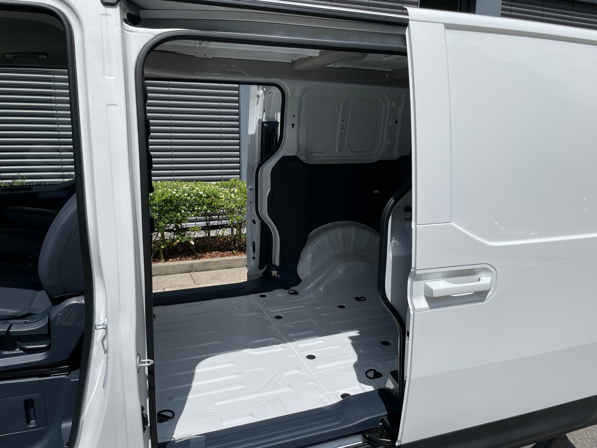 KIA PV5 Cargo 71.2 kWh Elite, mit Wärmepumpe mit 2-Schiebetüren-image-15
