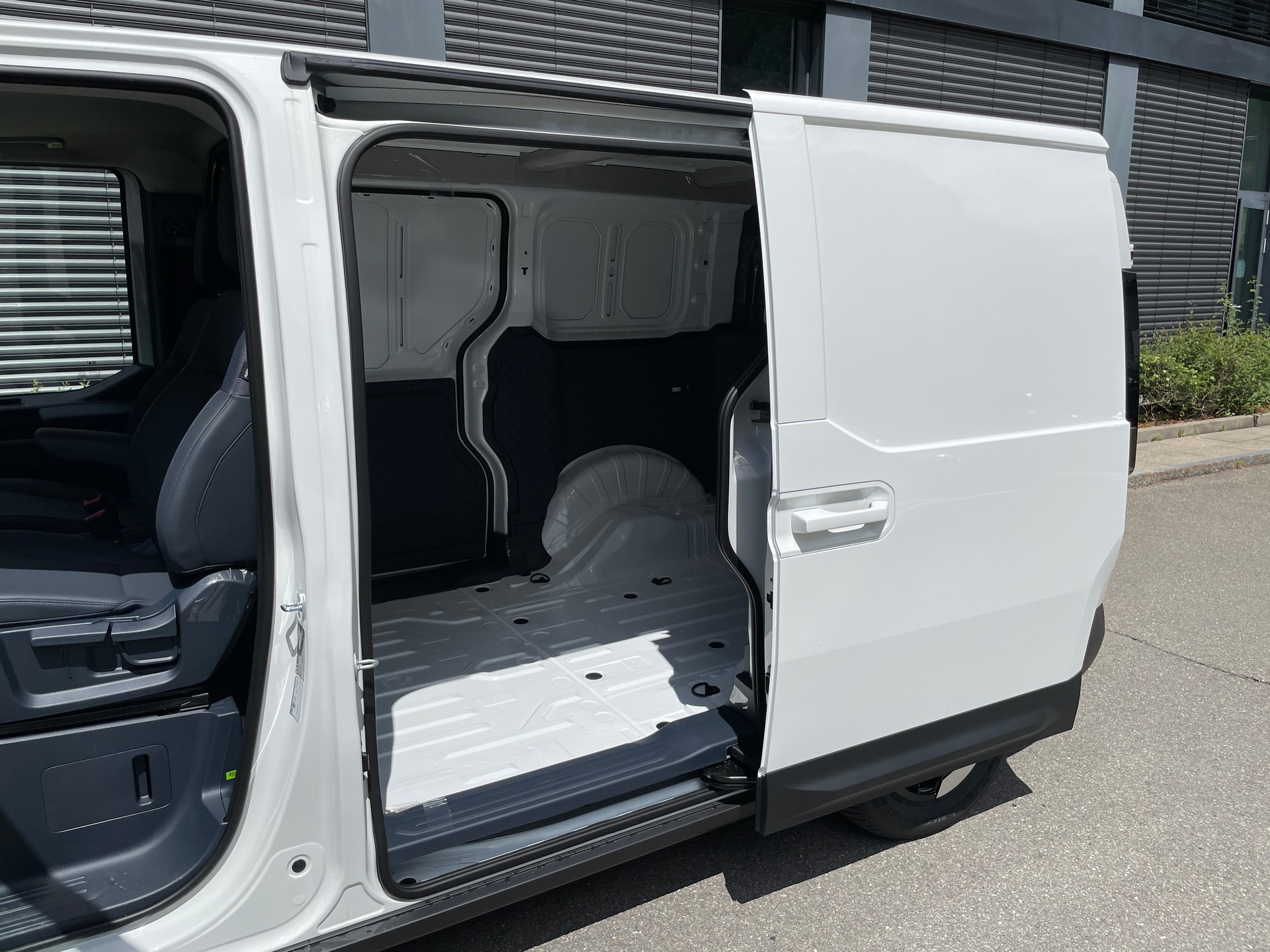 KIA PV5 Cargo 71.2 kWh Elite, mit Wärmepumpe mit 2-Schiebetüren-image-14