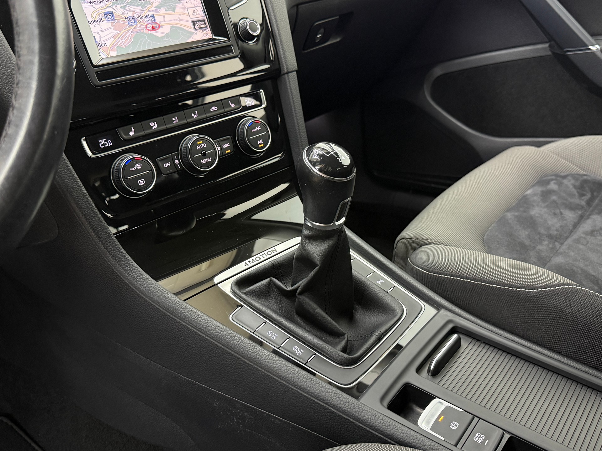 VW Golf 2.0 TDI Highline 4Motion-image-28