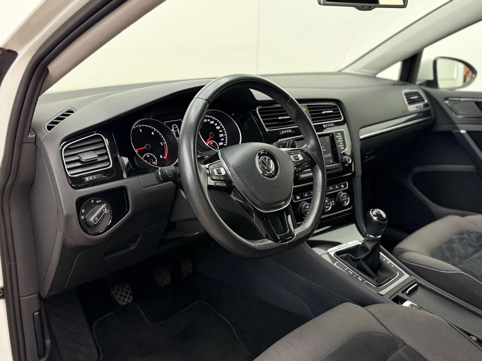 VW Golf 2.0 TDI Highline 4Motion-image-25