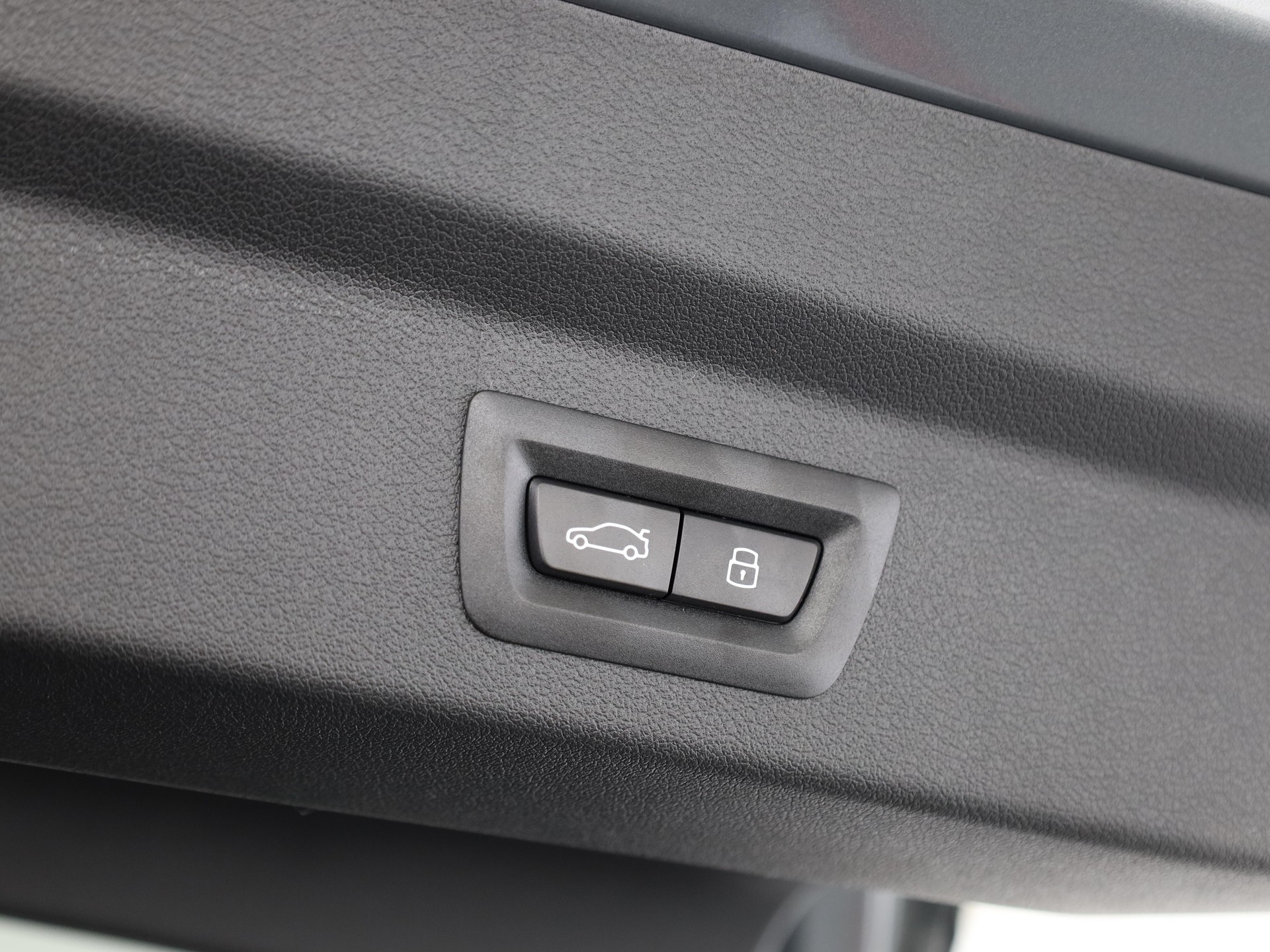 BMW iX2 30 xDrive-image-7