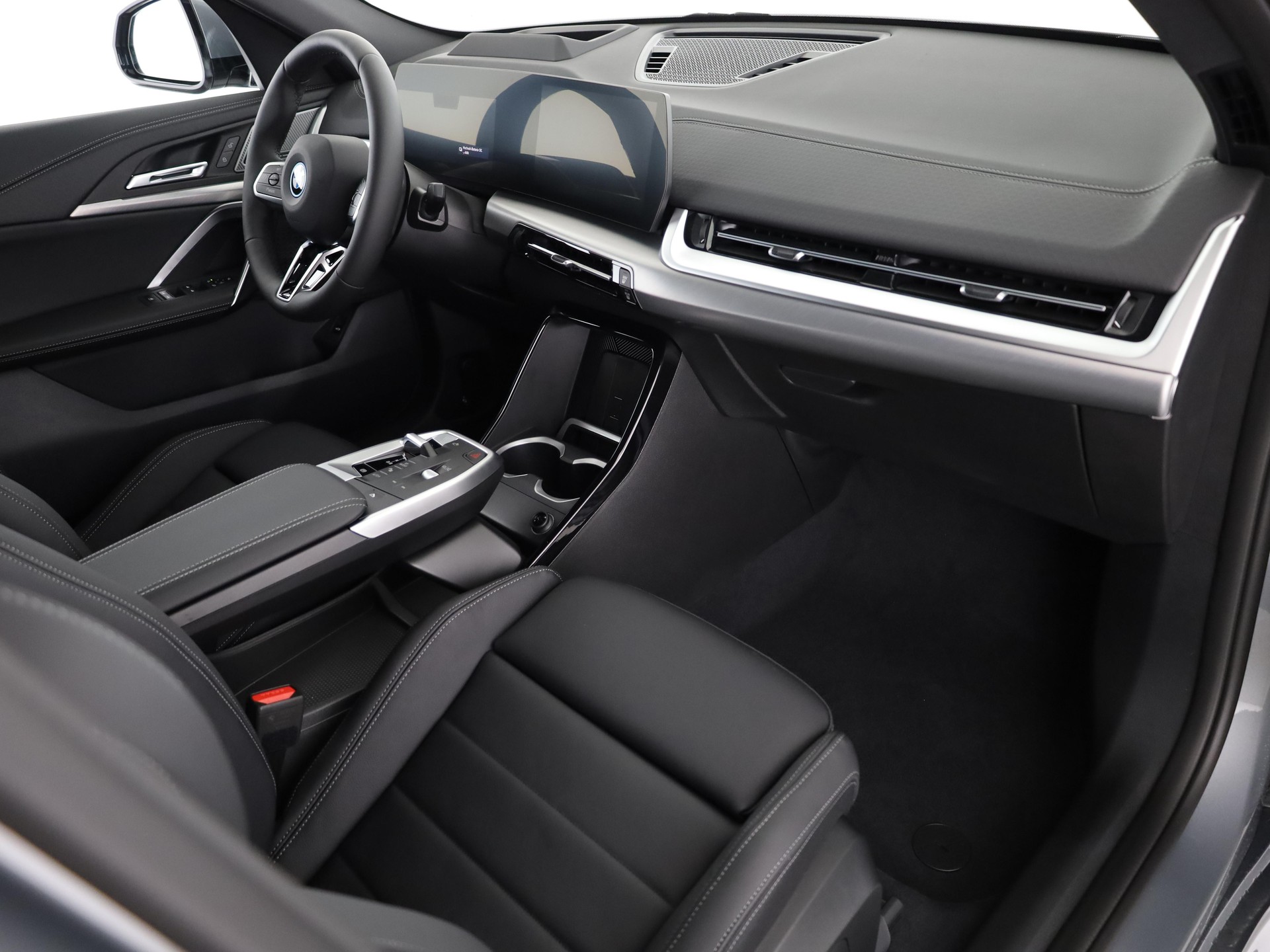 BMW iX2 30 xDrive-image-16