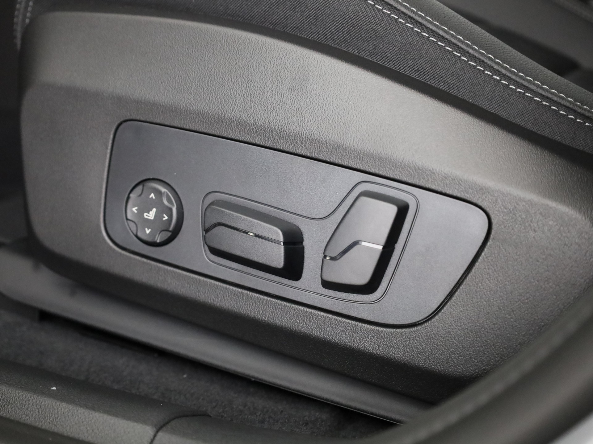 BMW iX2 30 xDrive-image-13