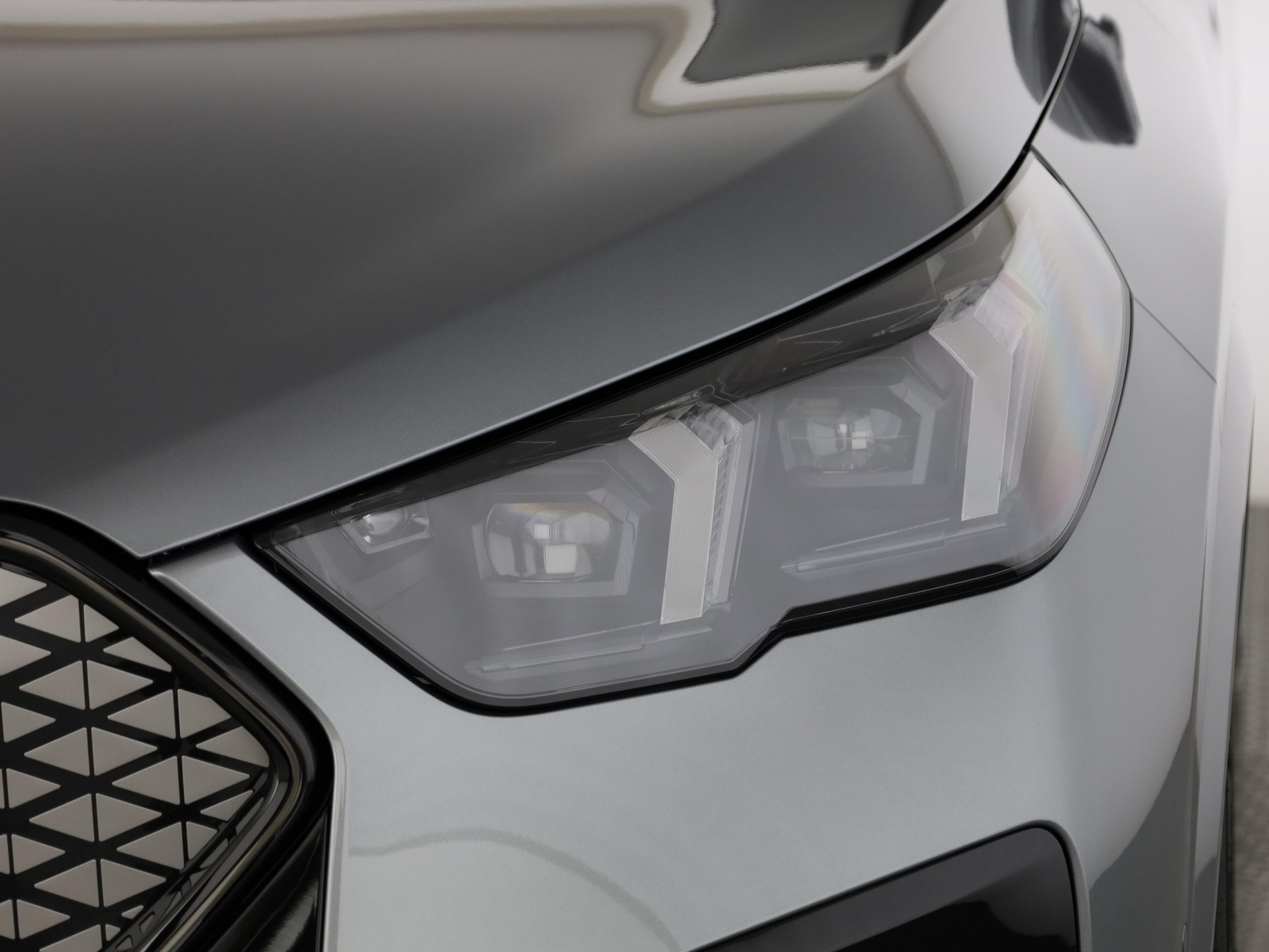BMW iX2 30 xDrive-image-5