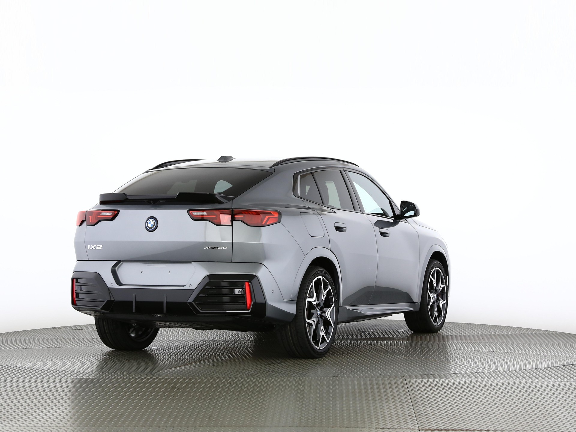 BMW iX2 30 xDrive-image-1
