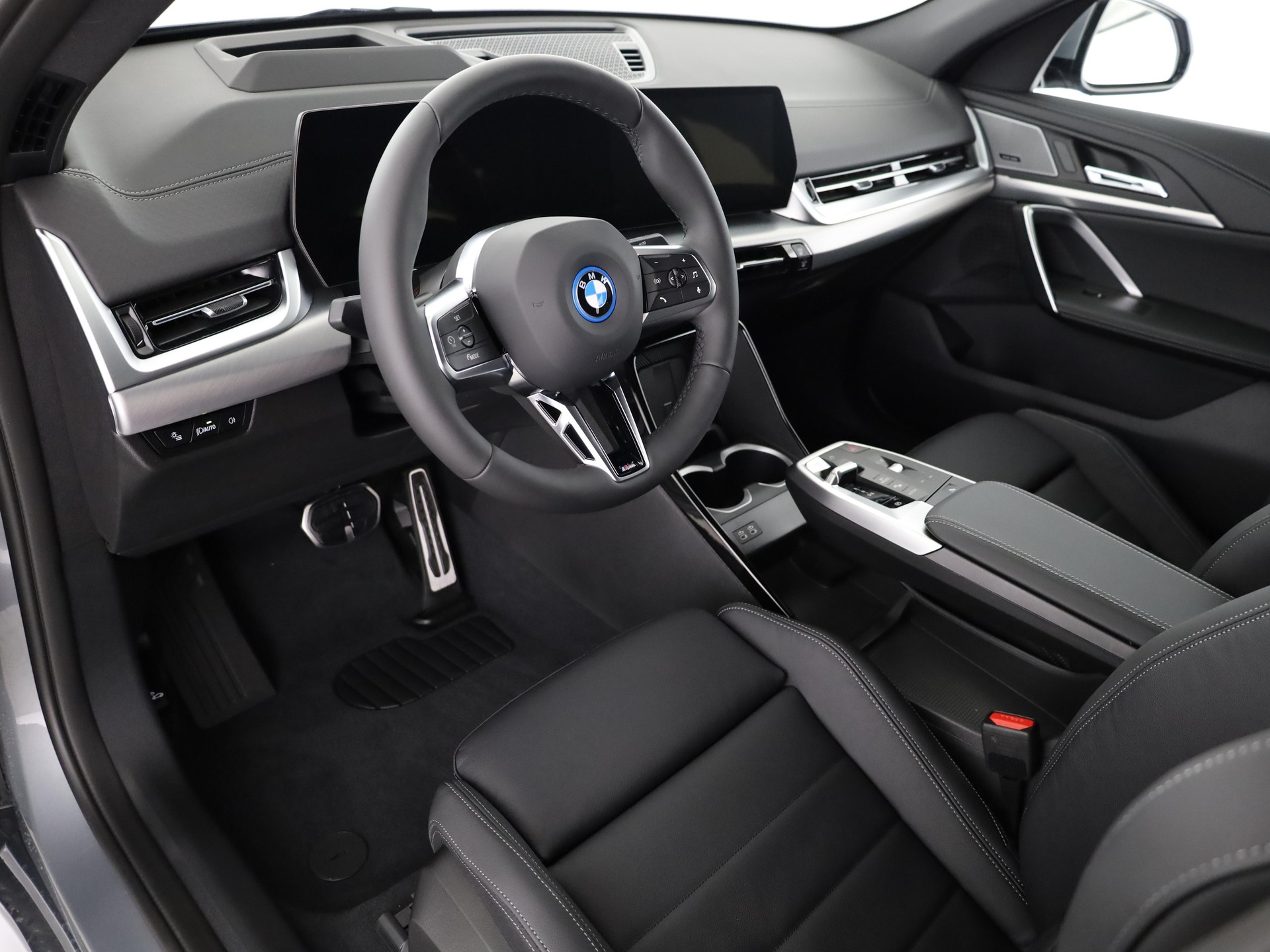 BMW iX2 30 xDrive-image-10