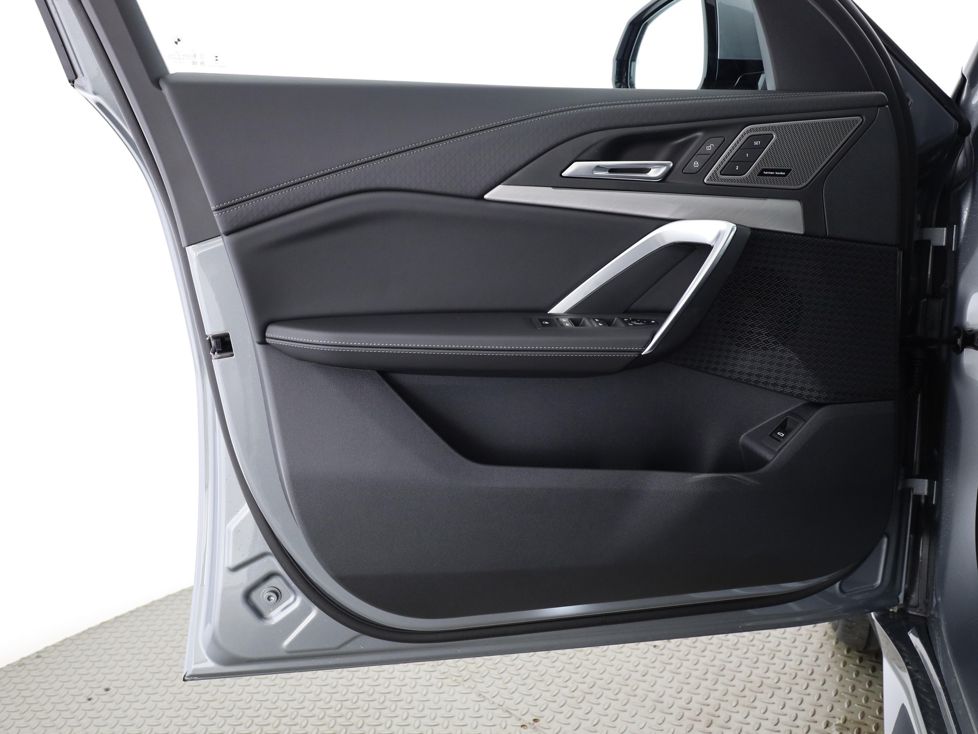BMW iX2 30 xDrive-image-11