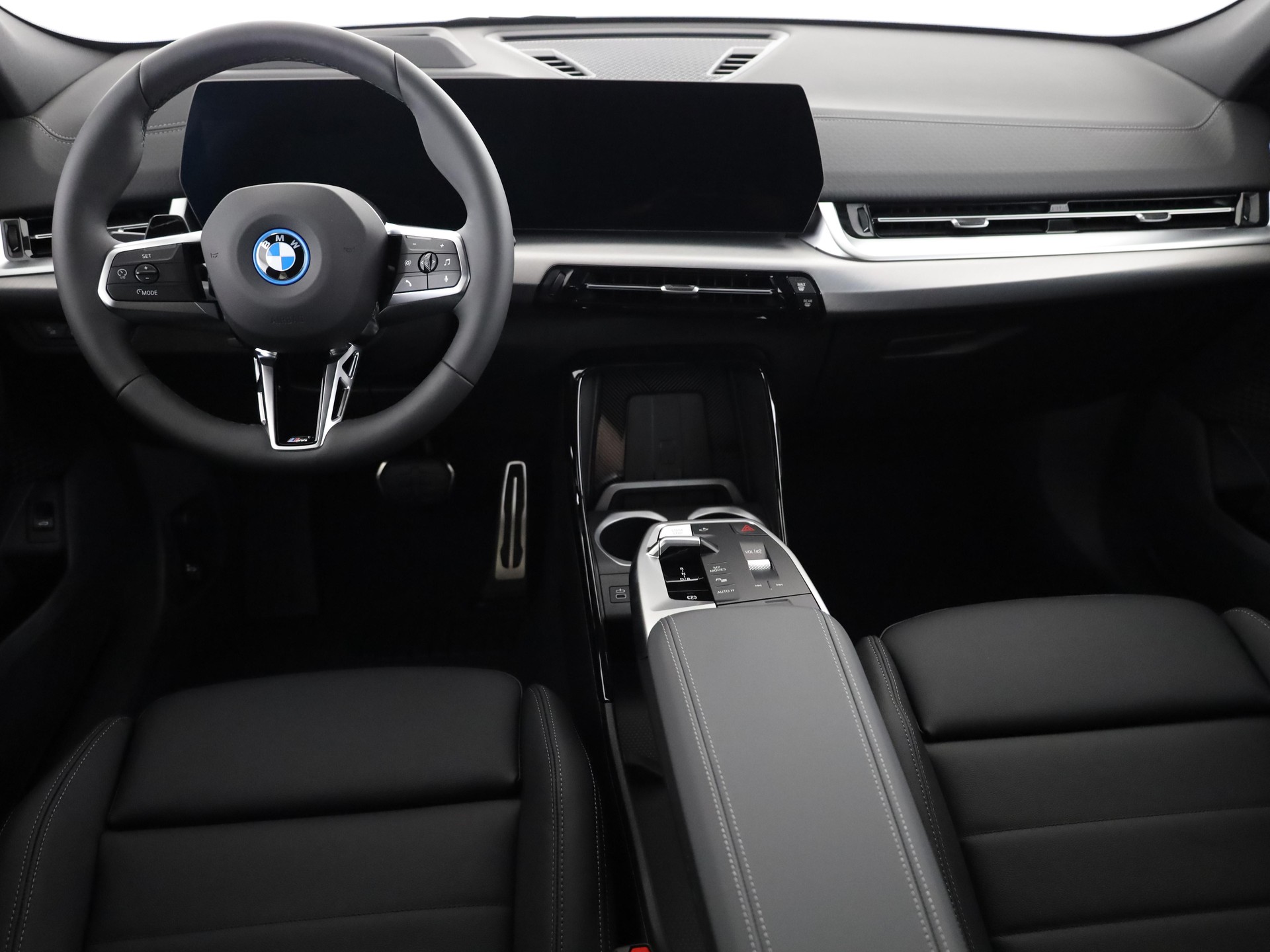 BMW iX2 30 xDrive-image-18