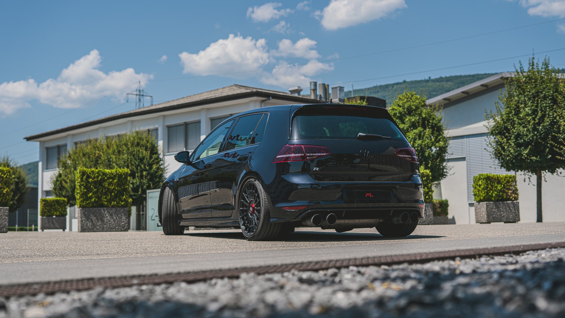 VW 2.0 TSI R DSG 4motion-image-1