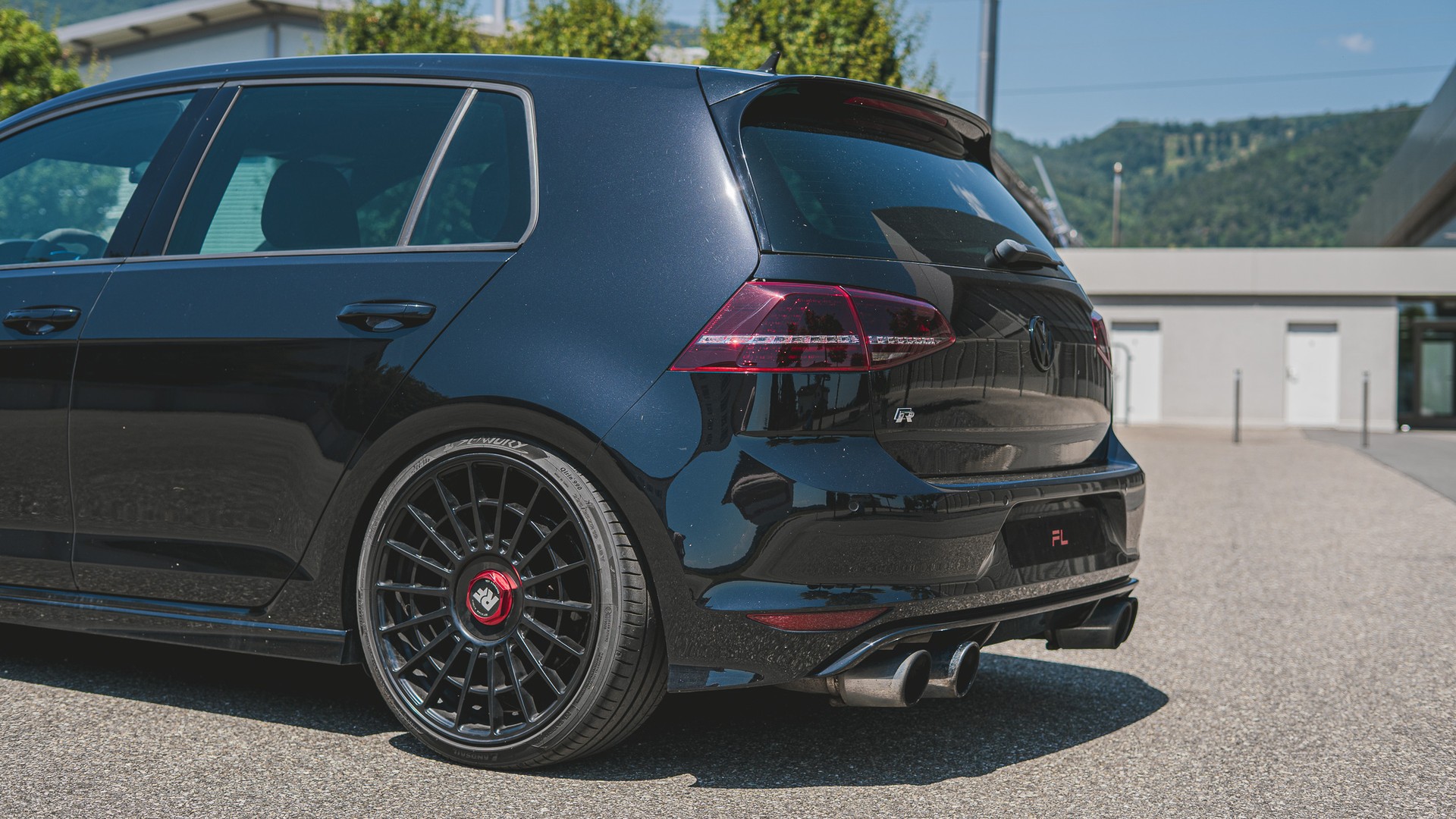 VW 2.0 TSI R DSG 4motion-image-2