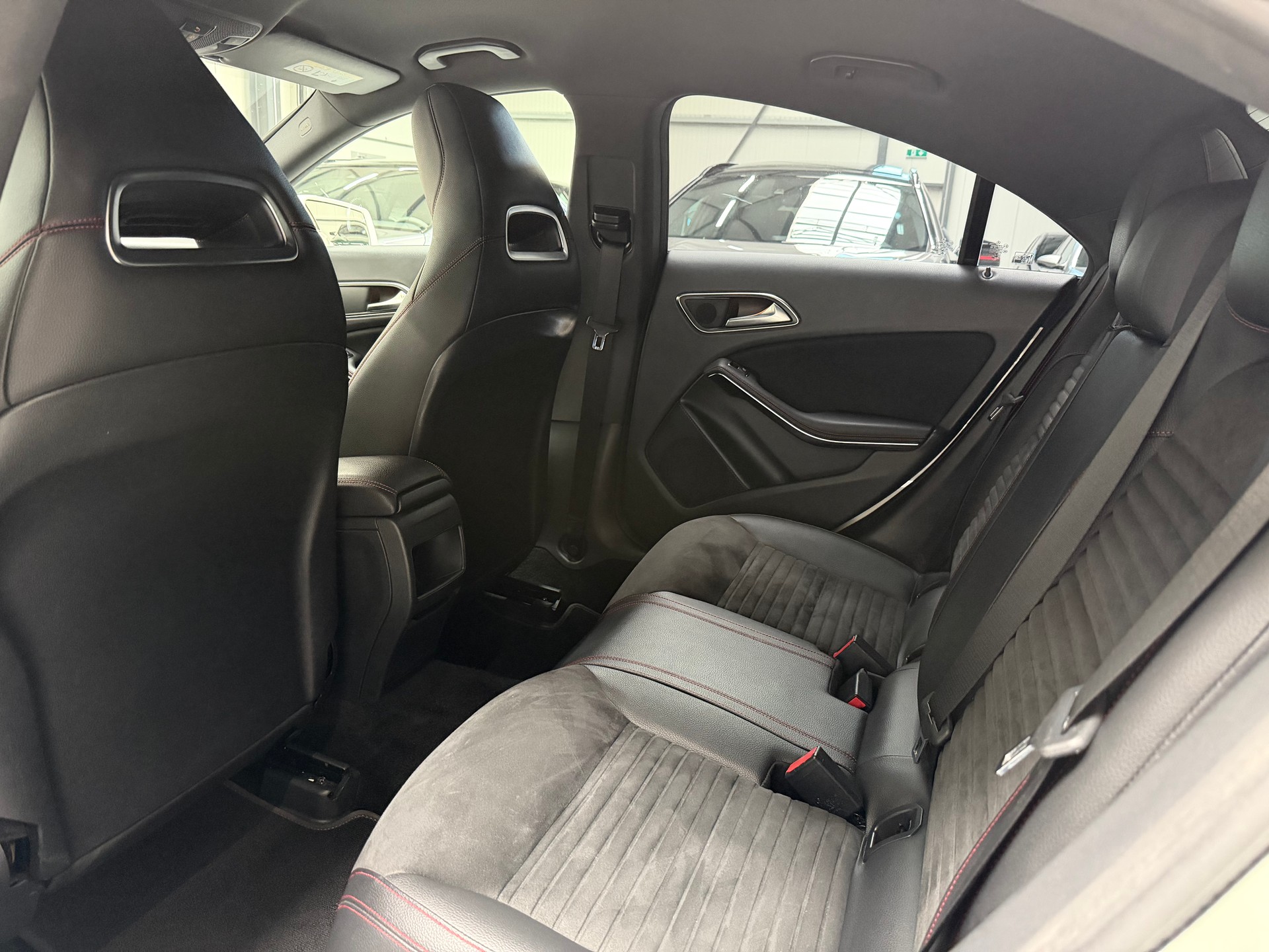 MERCEDES-BENZ CLA 180 AMG Line 7G-DCT-image-17