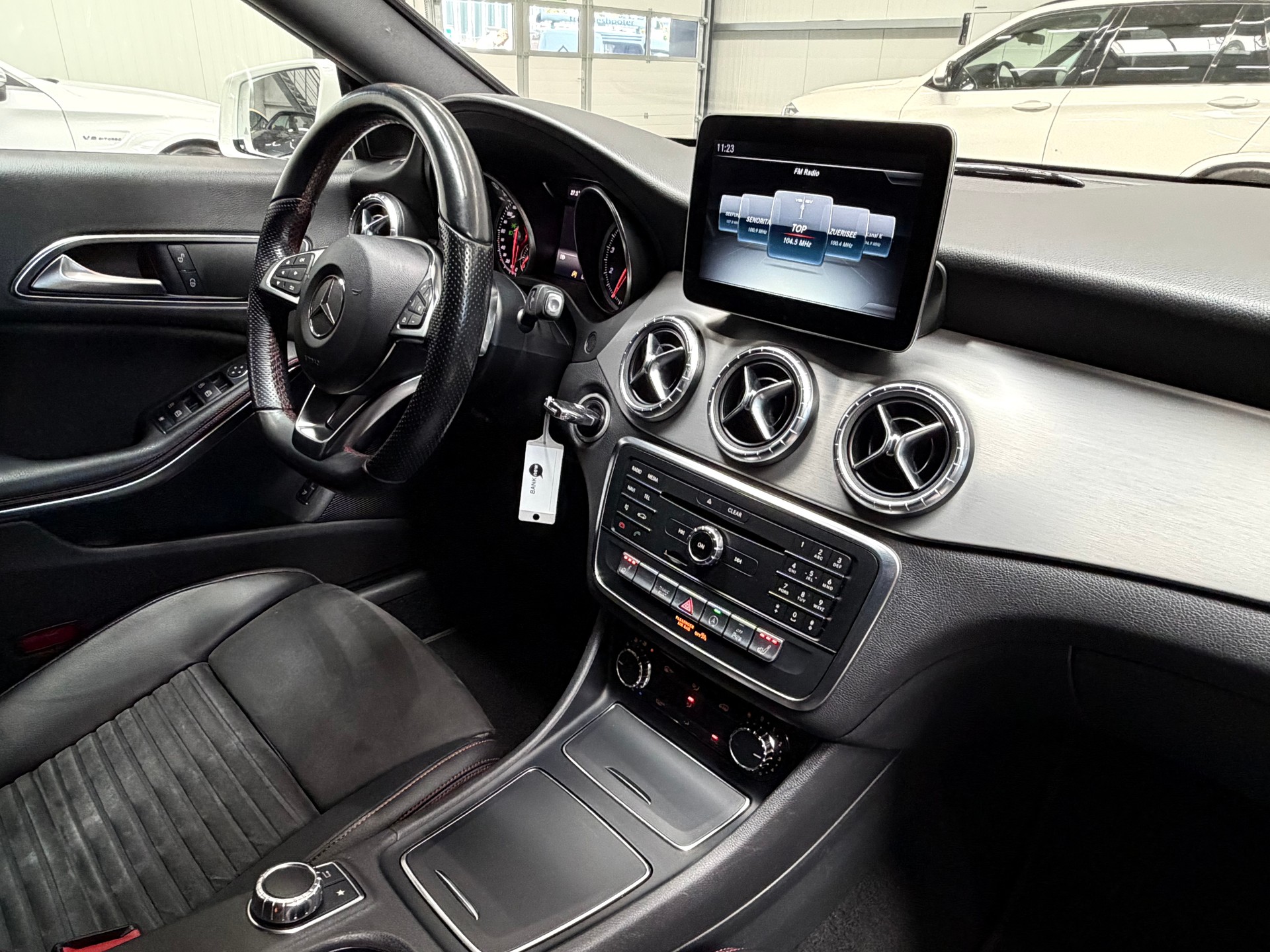 MERCEDES-BENZ CLA 180 AMG Line 7G-DCT-image-21
