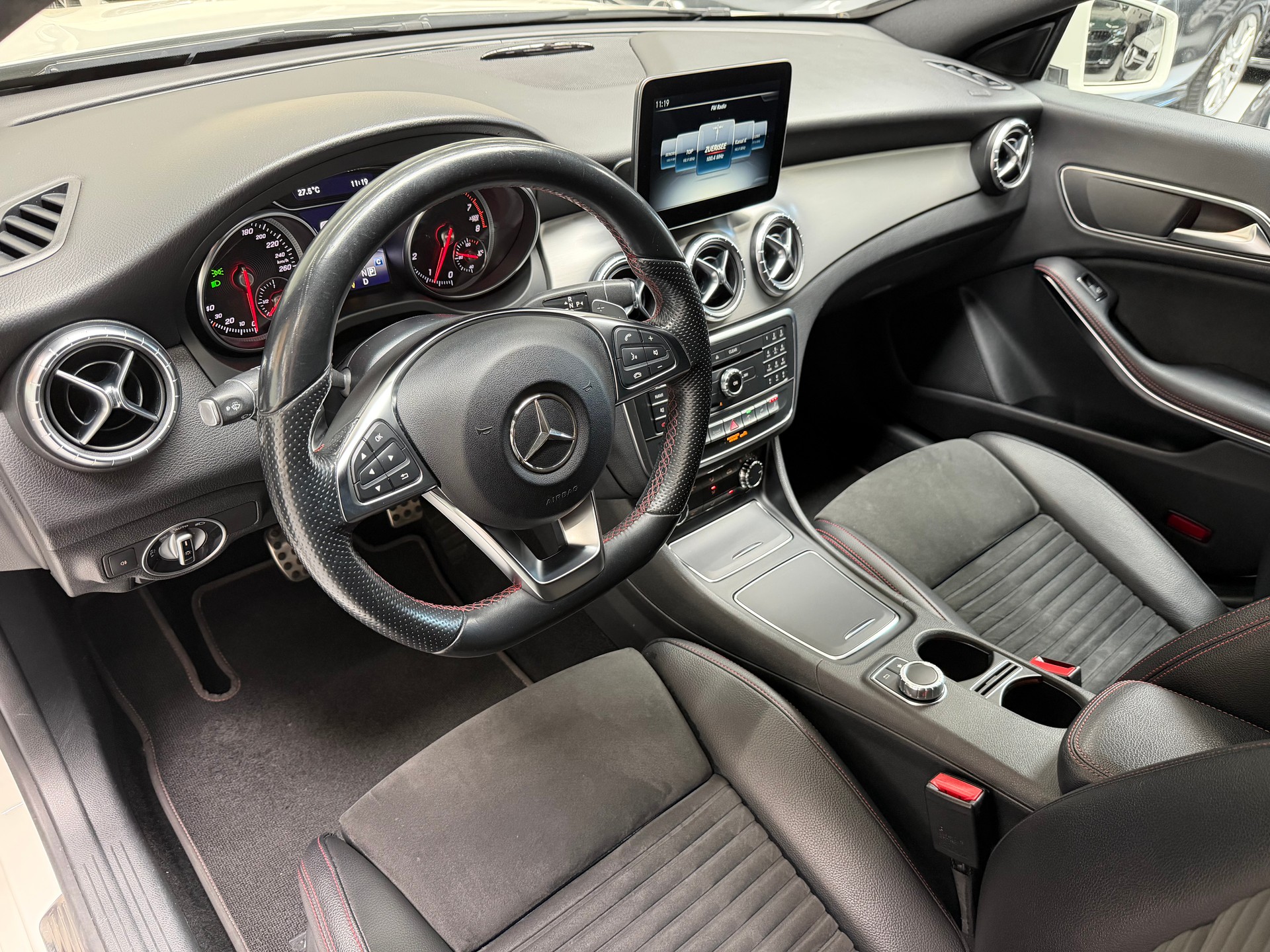 MERCEDES-BENZ CLA 180 AMG Line 7G-DCT-image-14