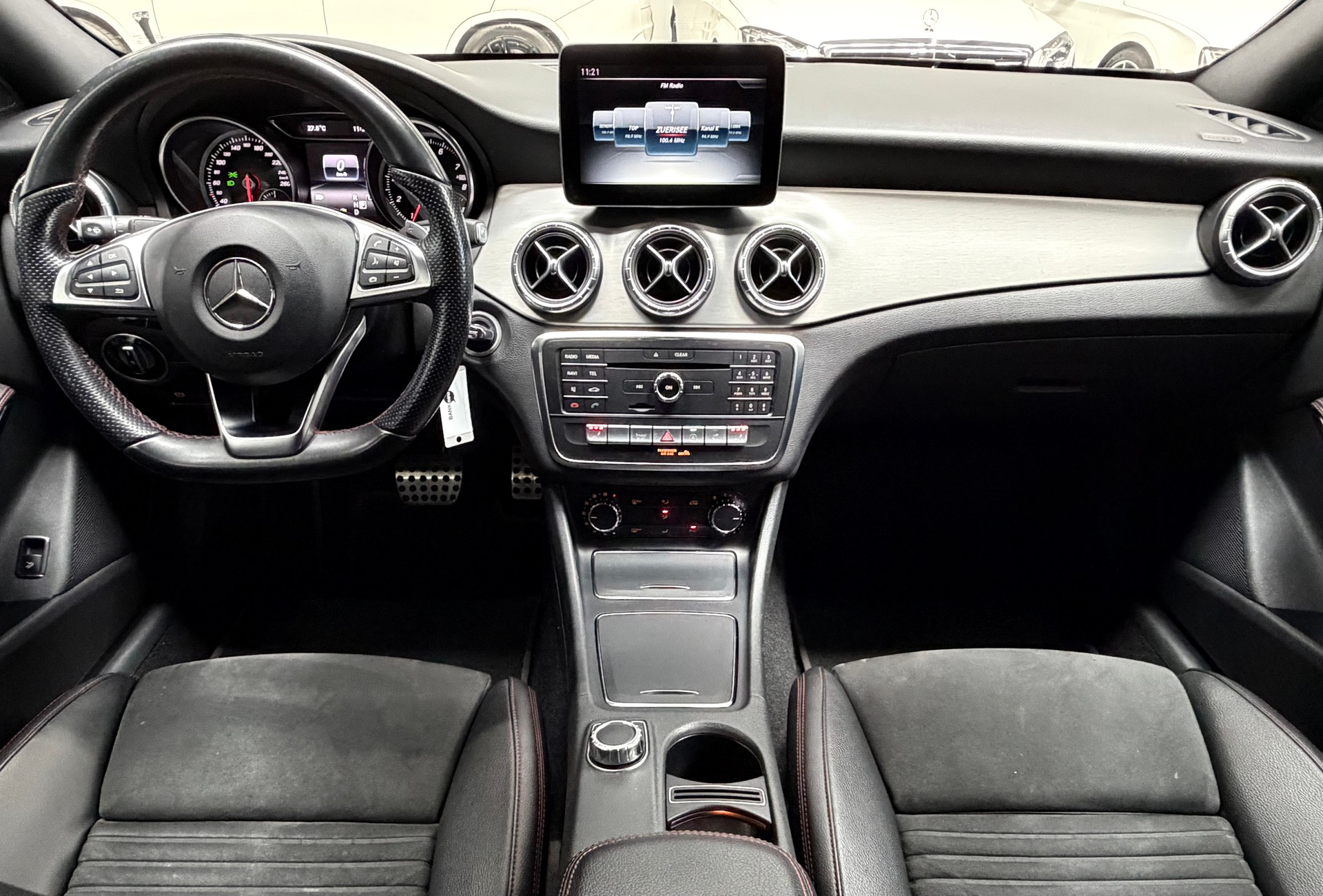 MERCEDES-BENZ CLA 180 AMG Line 7G-DCT-image-11