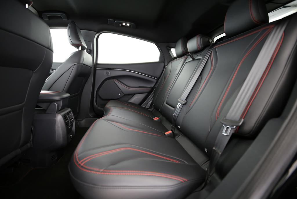 FORD Mustang Mach-E Standard AWD-image-5
