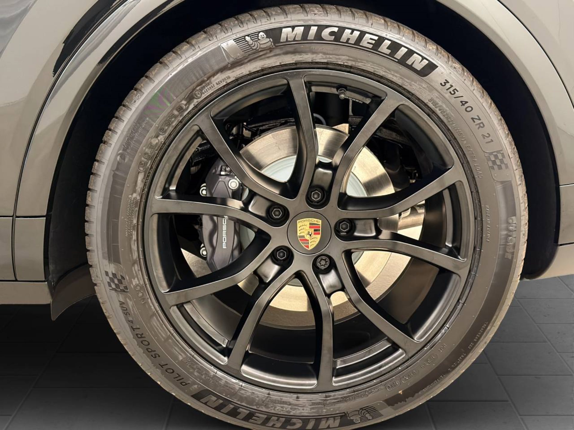 PORSCHE Cayenne E-Hybrid Black Edition-image-11