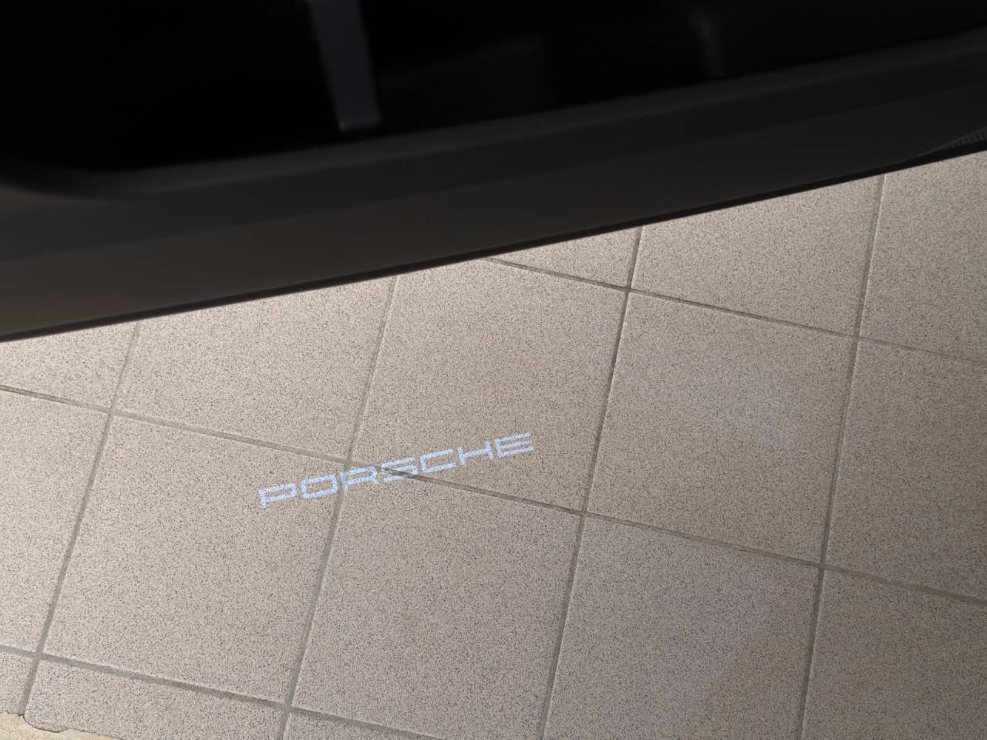 PORSCHE Cayenne E-Hybrid Black Edition-image-25