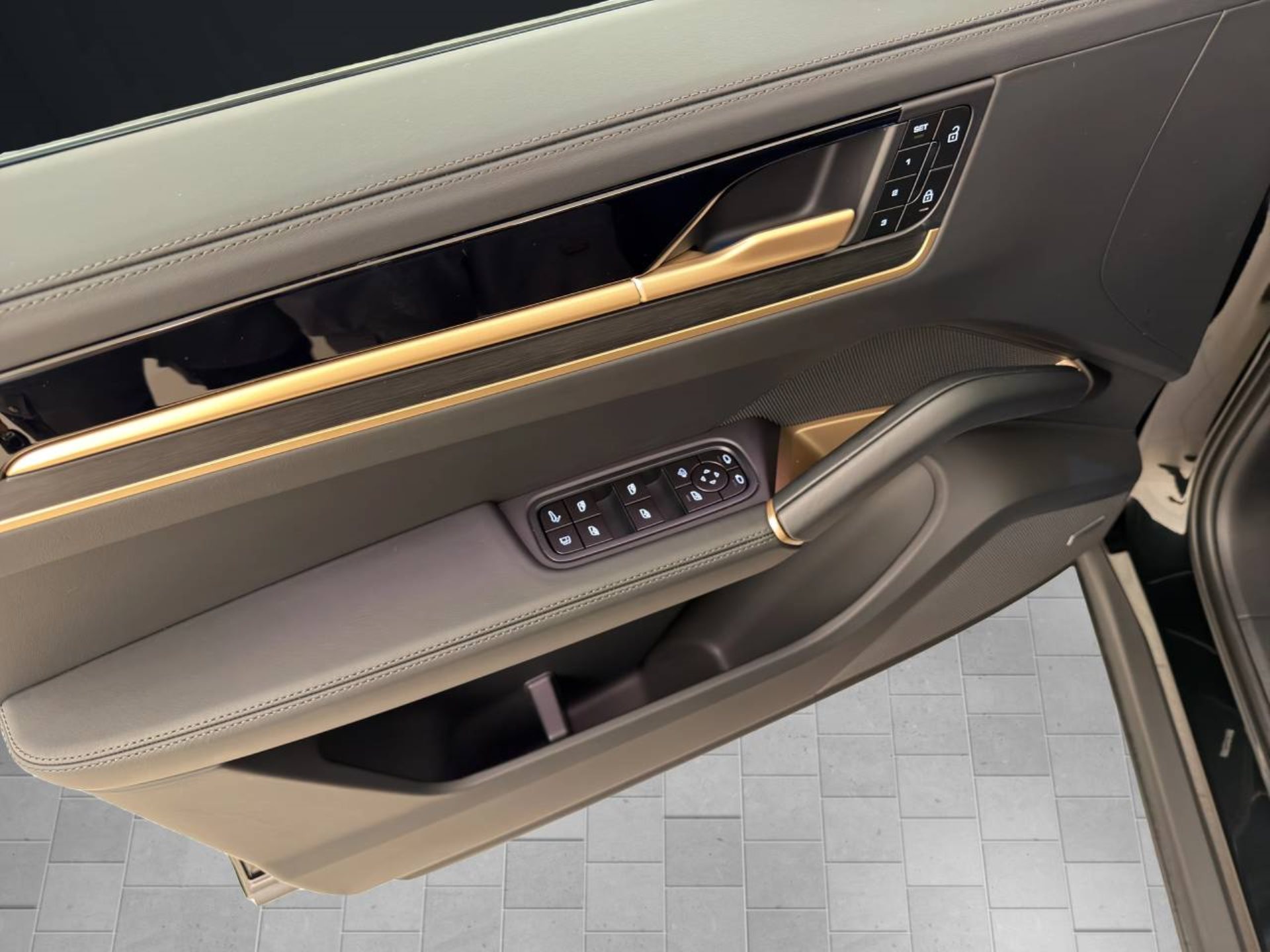 PORSCHE Cayenne E-Hybrid Black Edition-image-19