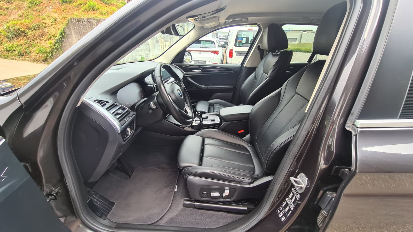 BMW X3 xDrive 48V 20d ** Leder Ausstattung ** Sportsitze ** Parking Assistance Plus ** RF-Kamera 360°° ** Front Kamera **-image-18