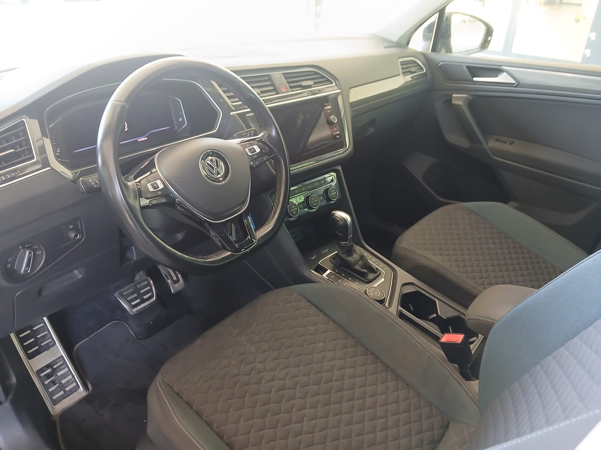 VW 2.0 TDI R-Line-image-5