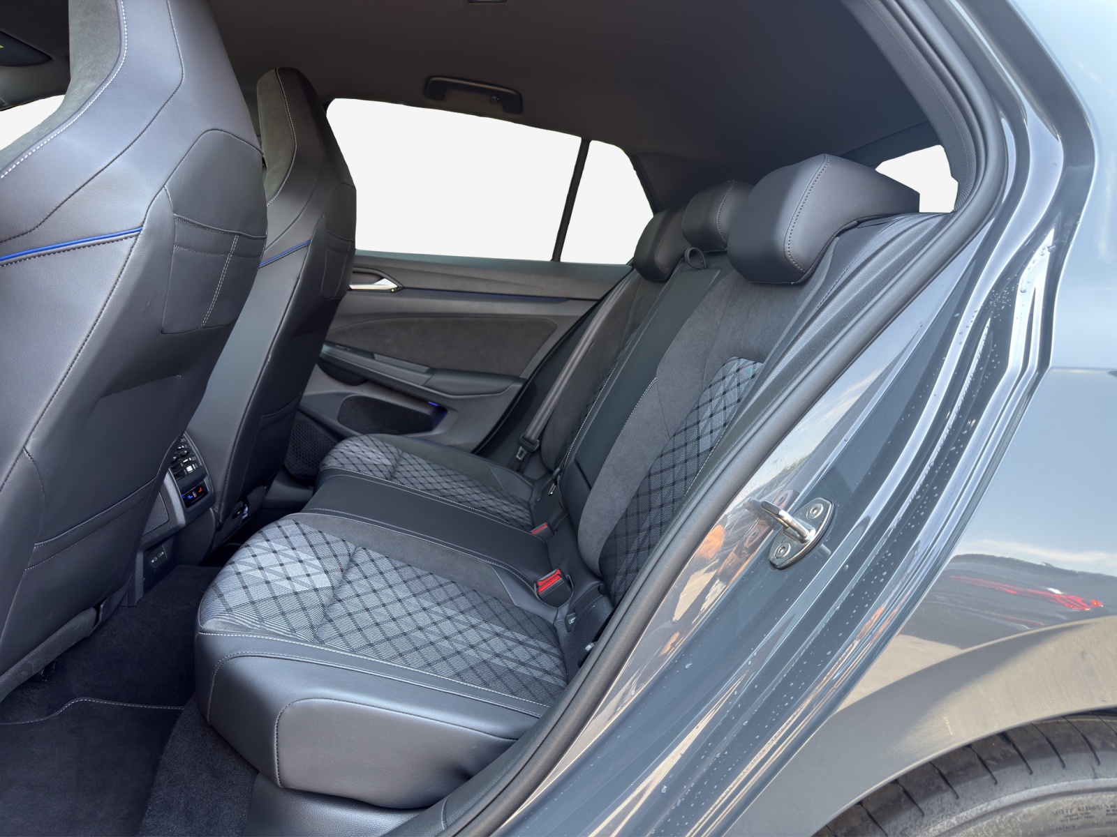 VW Golf 1.5 e TSI mHEV R-Line DSG-image-11