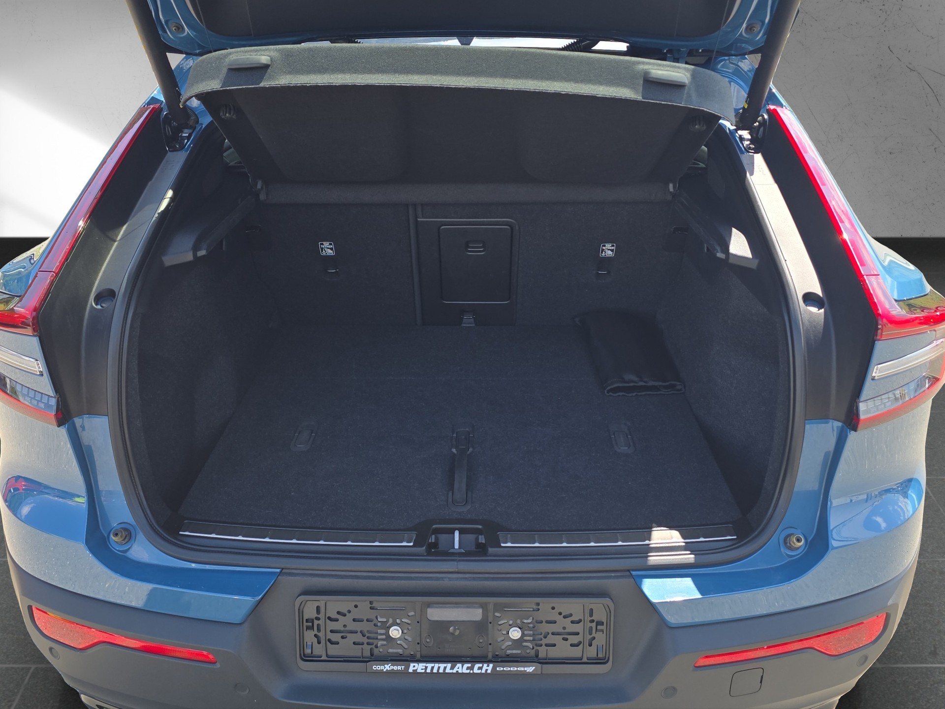 VOLVO C40 Recharge P8 Twin AWD Pure Electric Ultimate-image-8